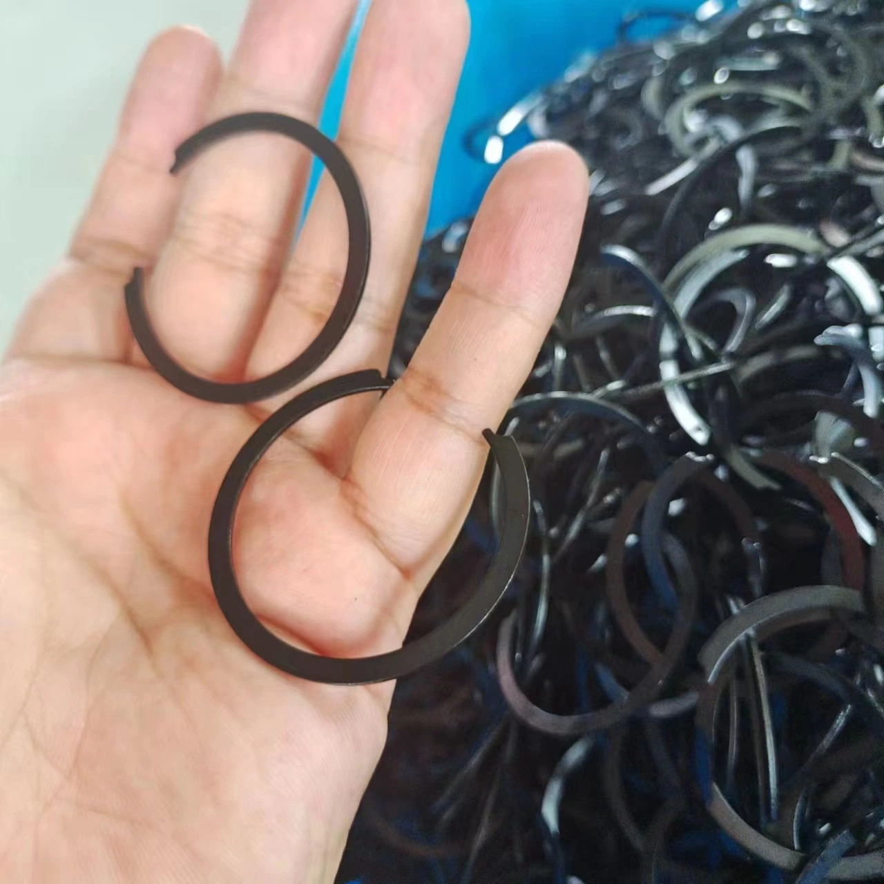 Black Snap Ring for Bearing Ring External Circlip Retaining Ring DIN7993 Ring for Shaft