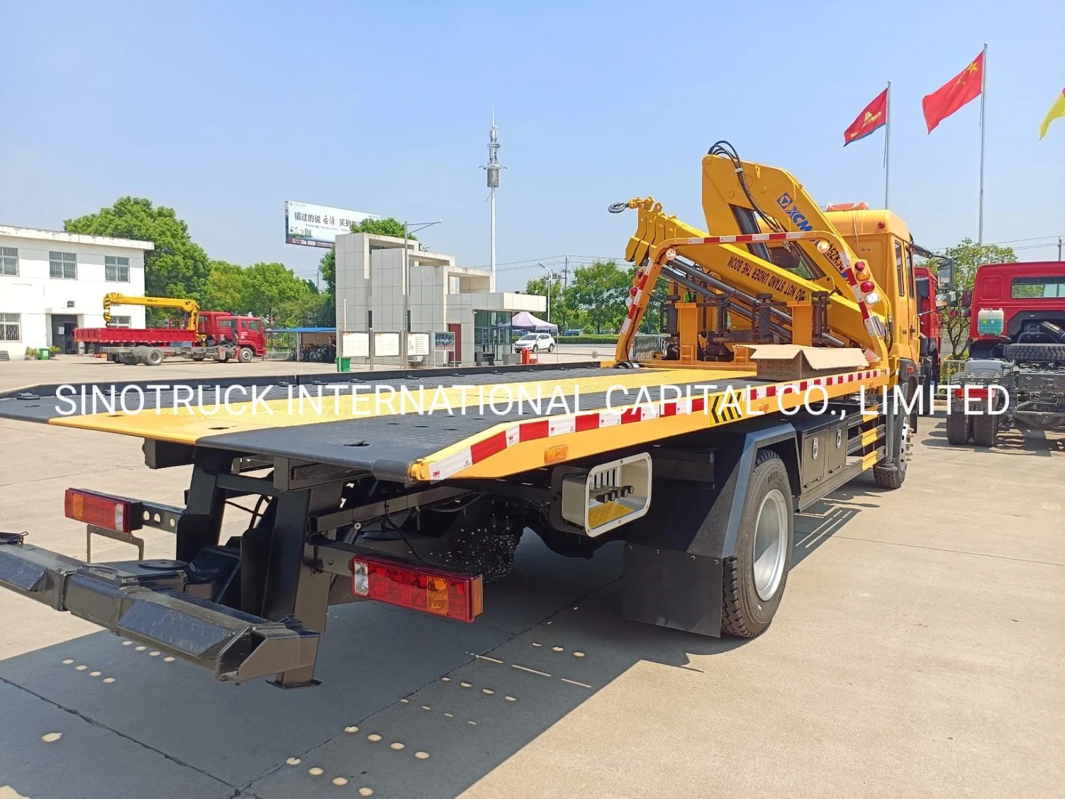 Sinotruk HOWO/Homan High Operating Efficiency Flatbad Rescure Truck Road Wrecker Truck with Crane 8 Ton Knuckle Boom Crane