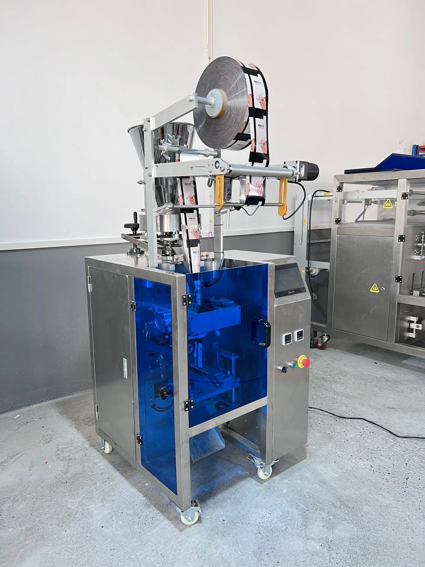 Manufacturer Silica Gel Desiccant Bath Salt Sugar Powder Packing Machine Vertical Form Fill and Sealing Automatic Volumetric Cup Locust Bean Small Particle Pack