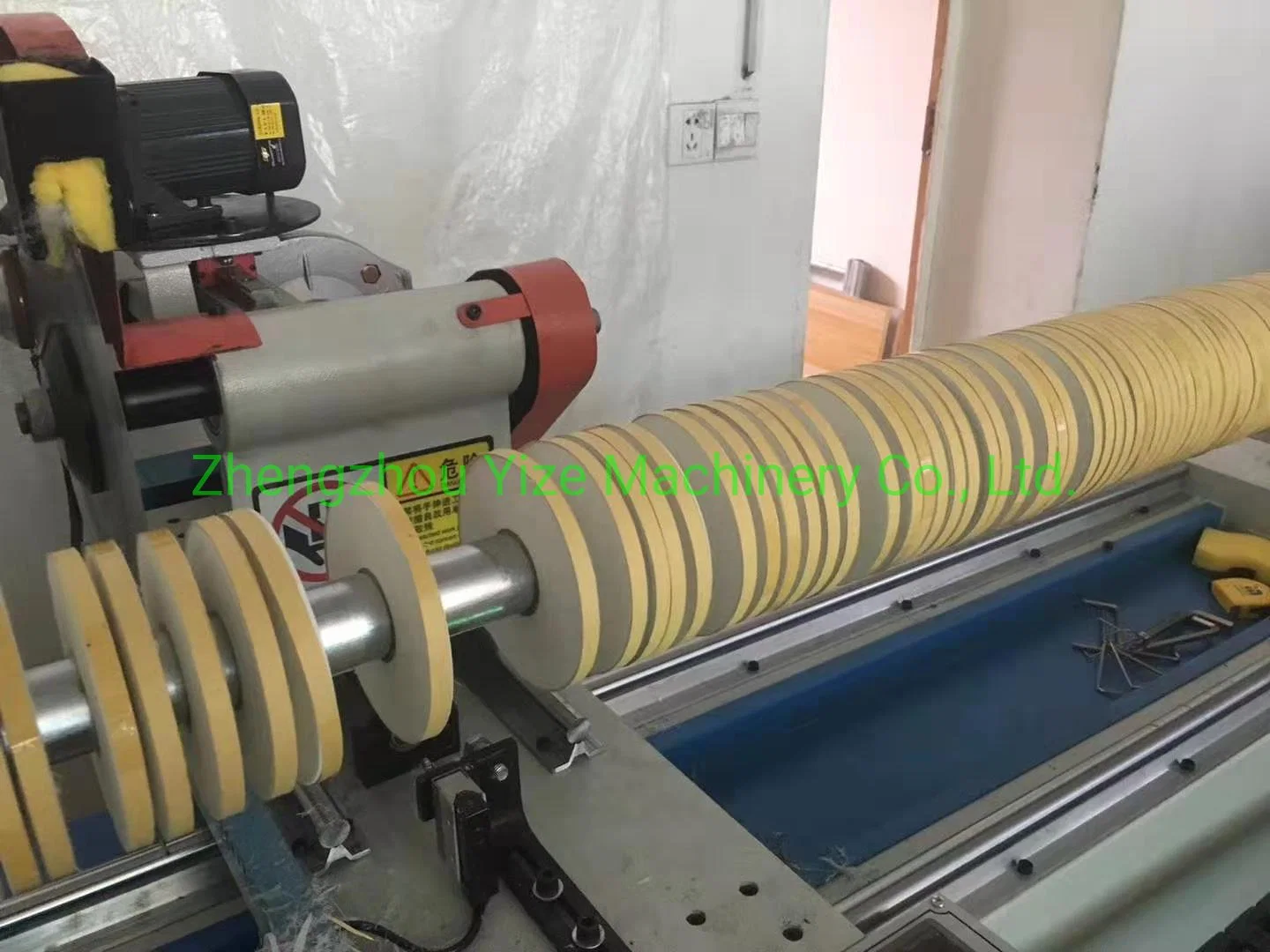 Non Woven Spunlace Fabric PVC Polythene Film Tape Roll Strip Cutting Machine Paper Thermal Roll Slitting Machine