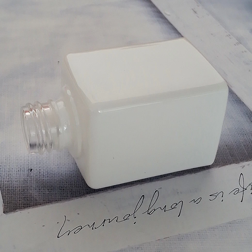 Custom Empty White 30ml Square Face Cosmetic Pump Bottle Luxury Square Face Cream Foundation Bottle 1oz Glass Press Pump Bottle