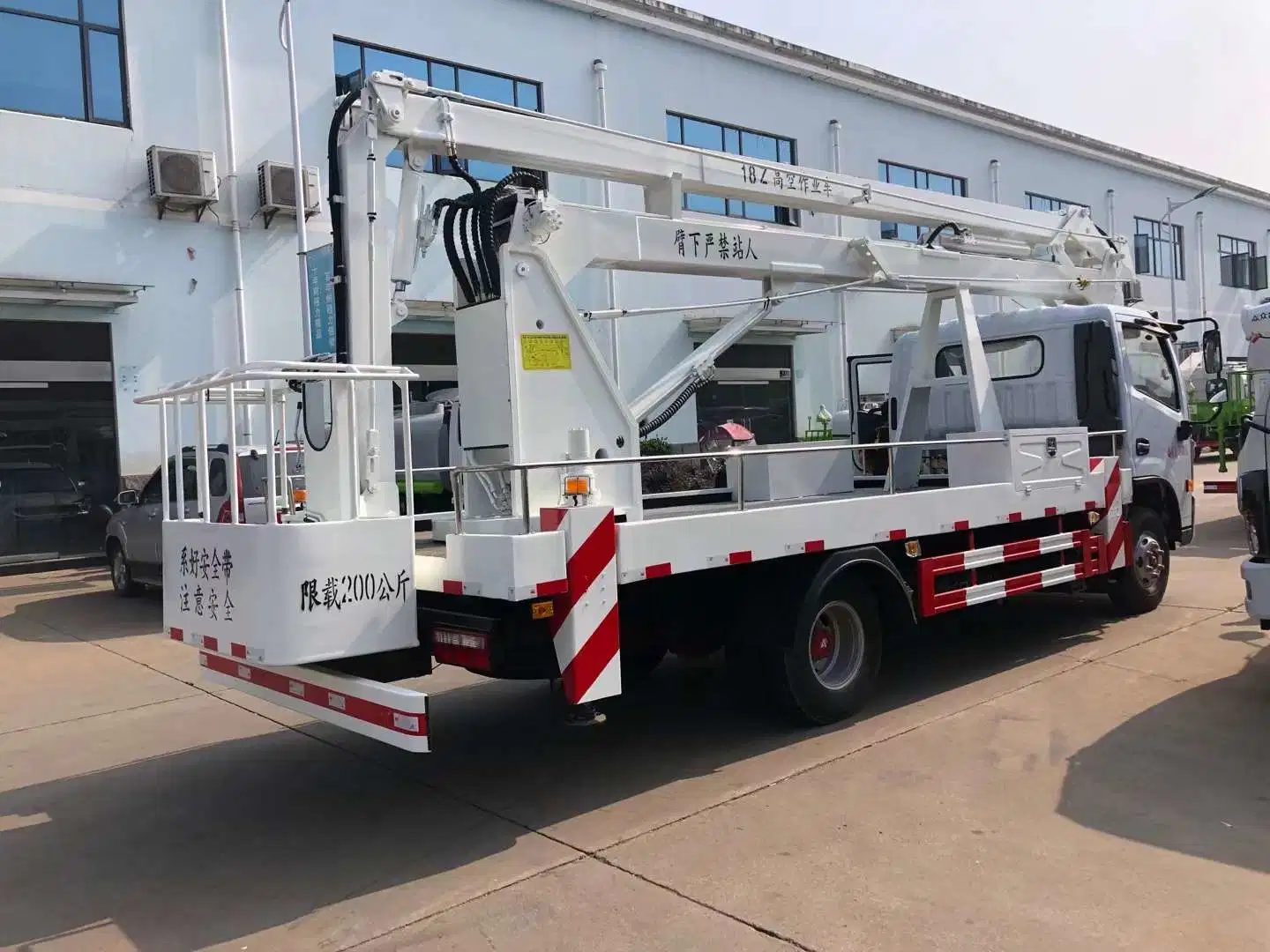 Man Lift 200kg capacidad máxima del cucharón 18m Plataforma de acceso Truck Plataforma de trabajo aérea montada camión de operación a gran altitud