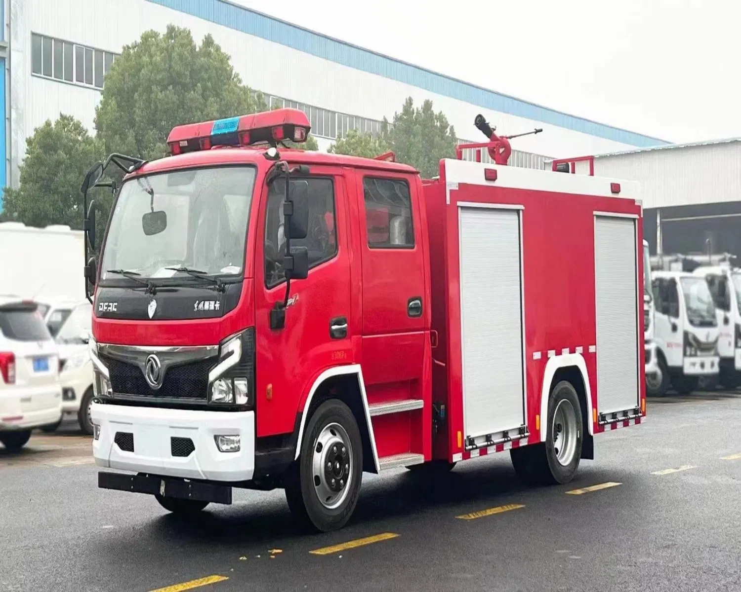 Китай Пожарная боевая цистерна для воды Dongfeng 4X2 5тонн 5000L Пожарное оборудование для пожарных автомобилей с водой и пеной С хорошим качеством и хорошей ценой