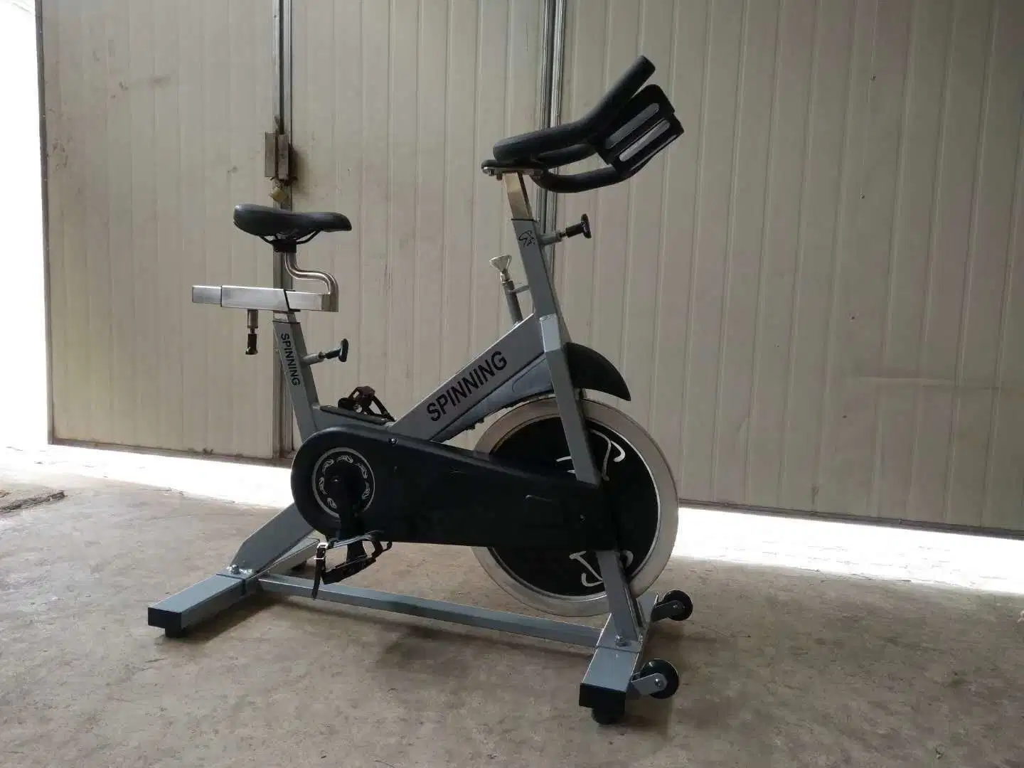 Equipos de fitness profesionales de la máquina de cardio Star Trac Bicicleta spinning L-4003B