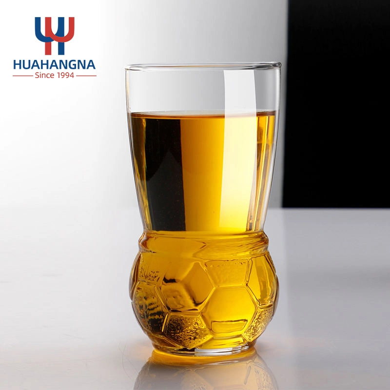 El fútbol creativo sin plomo de forma artesanal de vidrio congelador Jarra de cerveza Cerveza Vaso de vidrio para la Copa Mundial de Qatar