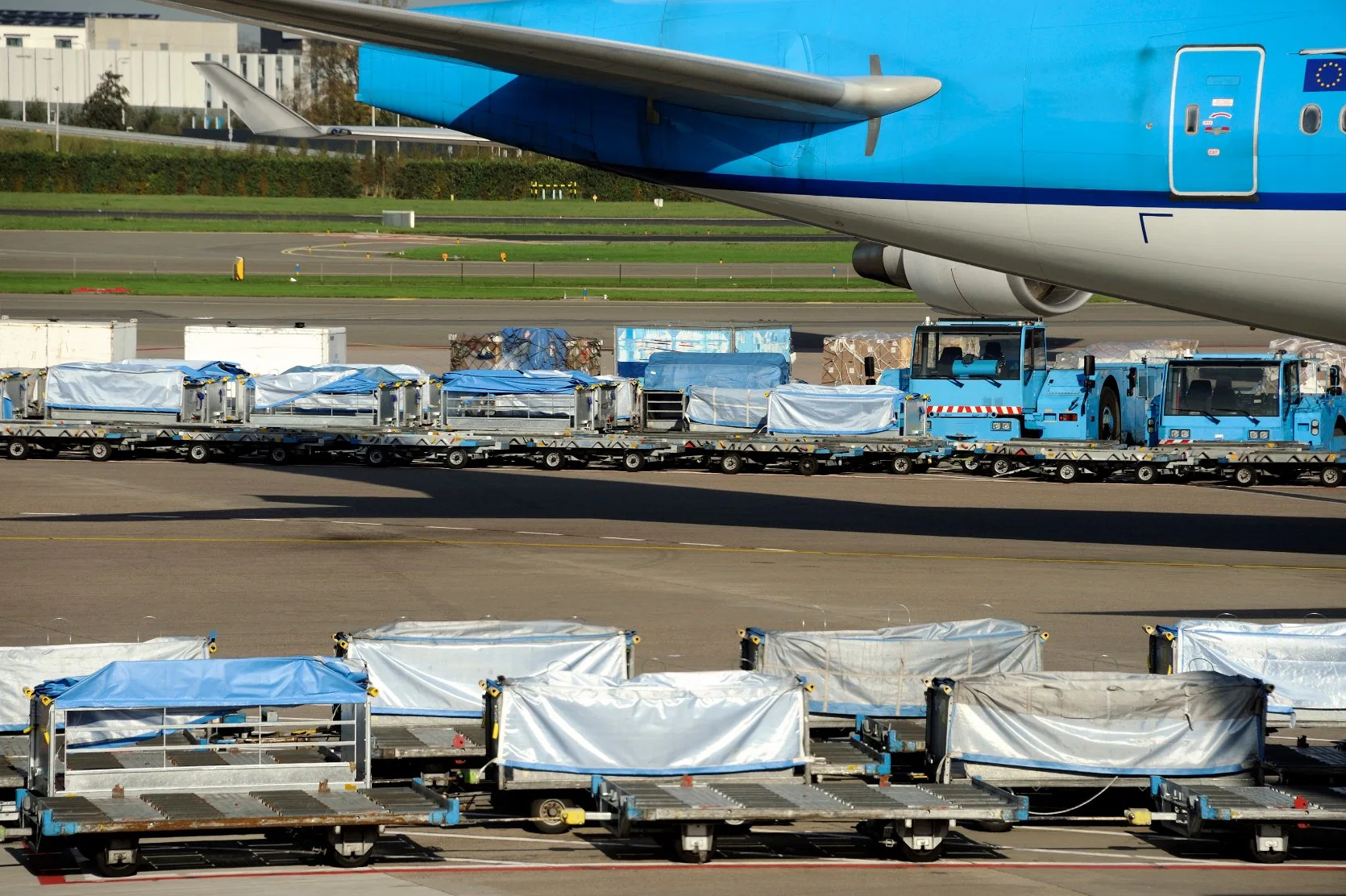 Transporte aéreo de mercancías de China a Dubai Puerta a. Servicio de entrega a la puerta con tarifa barata y tiempo de tránsito rápido