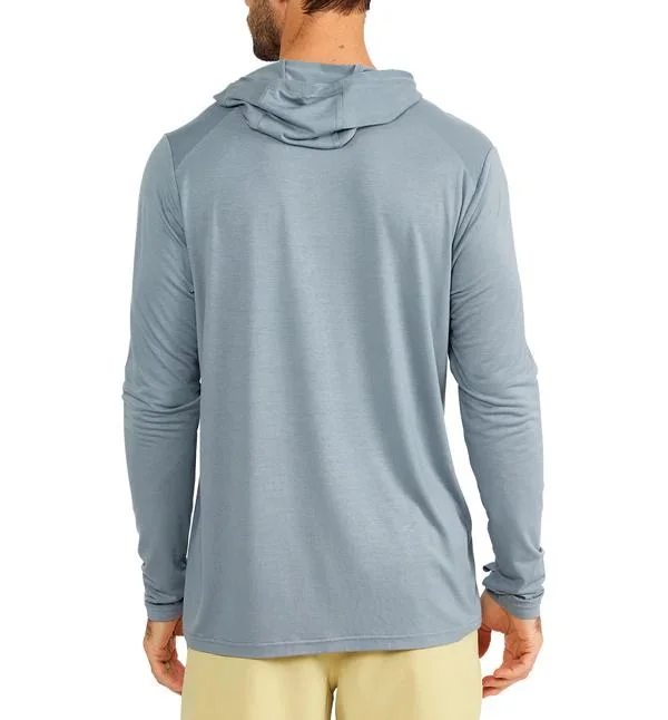 Chemise de sport à manches longues légère et confortable avec capuche pour hommes, conçue sur mesure pour la performance lors de la randonnée et de la pêche.