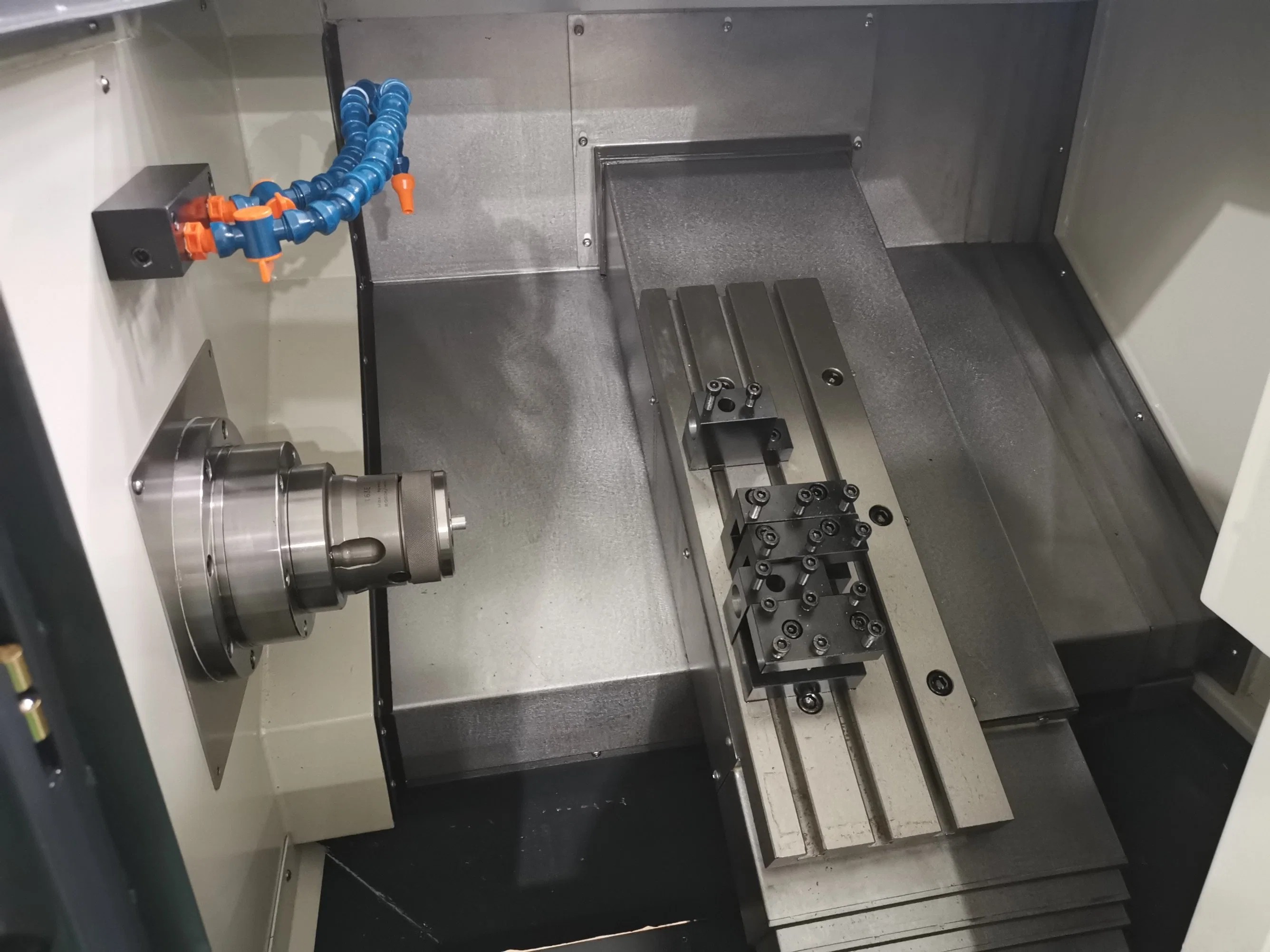 Inclinación de la cama de alta precisión Torno CNC con la tecnología de Taiwán (BL-S32/32T)