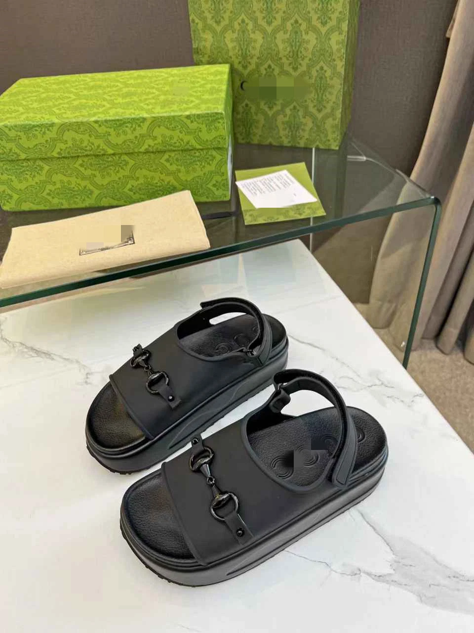 Preto Cor de alta qualidade Luxury Replica Poplur novo estilo para mulher Sapatilhas confortáveis