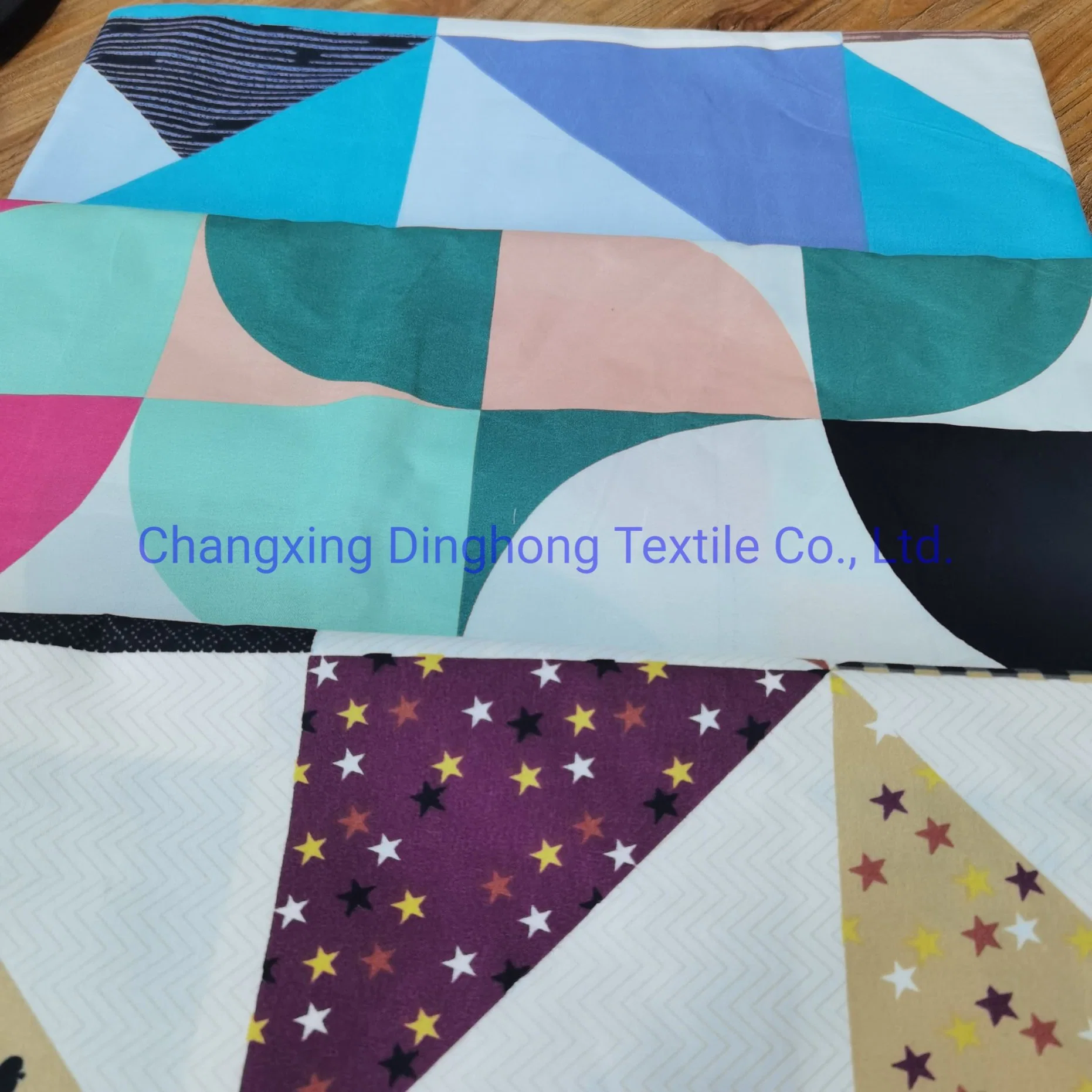 Os tecidos coloridos do tecido dos padrões da geometria usam geralmente para a roupa de cama