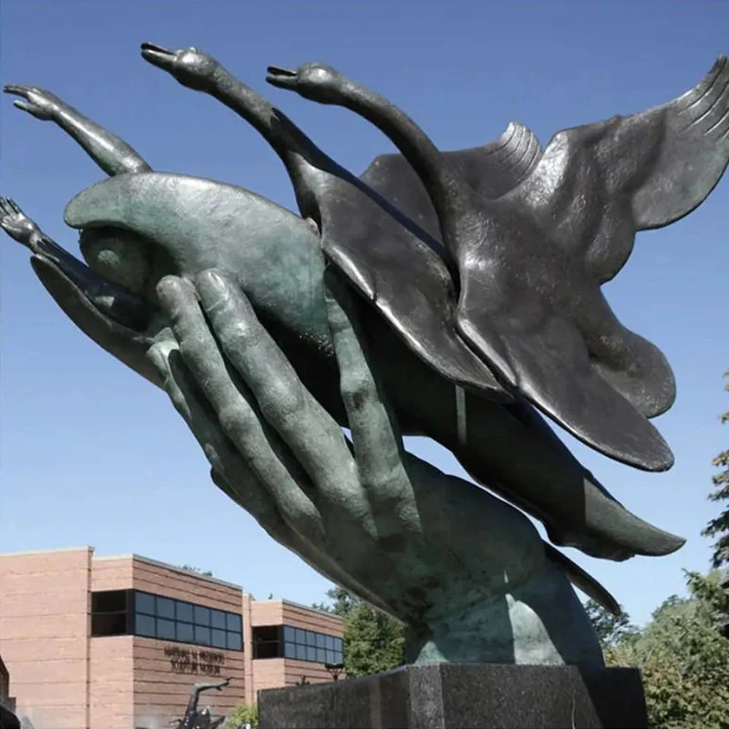 Antique Bronze Animal Metal Craft Bronze Flying Geese Goose on Hand Sculpture