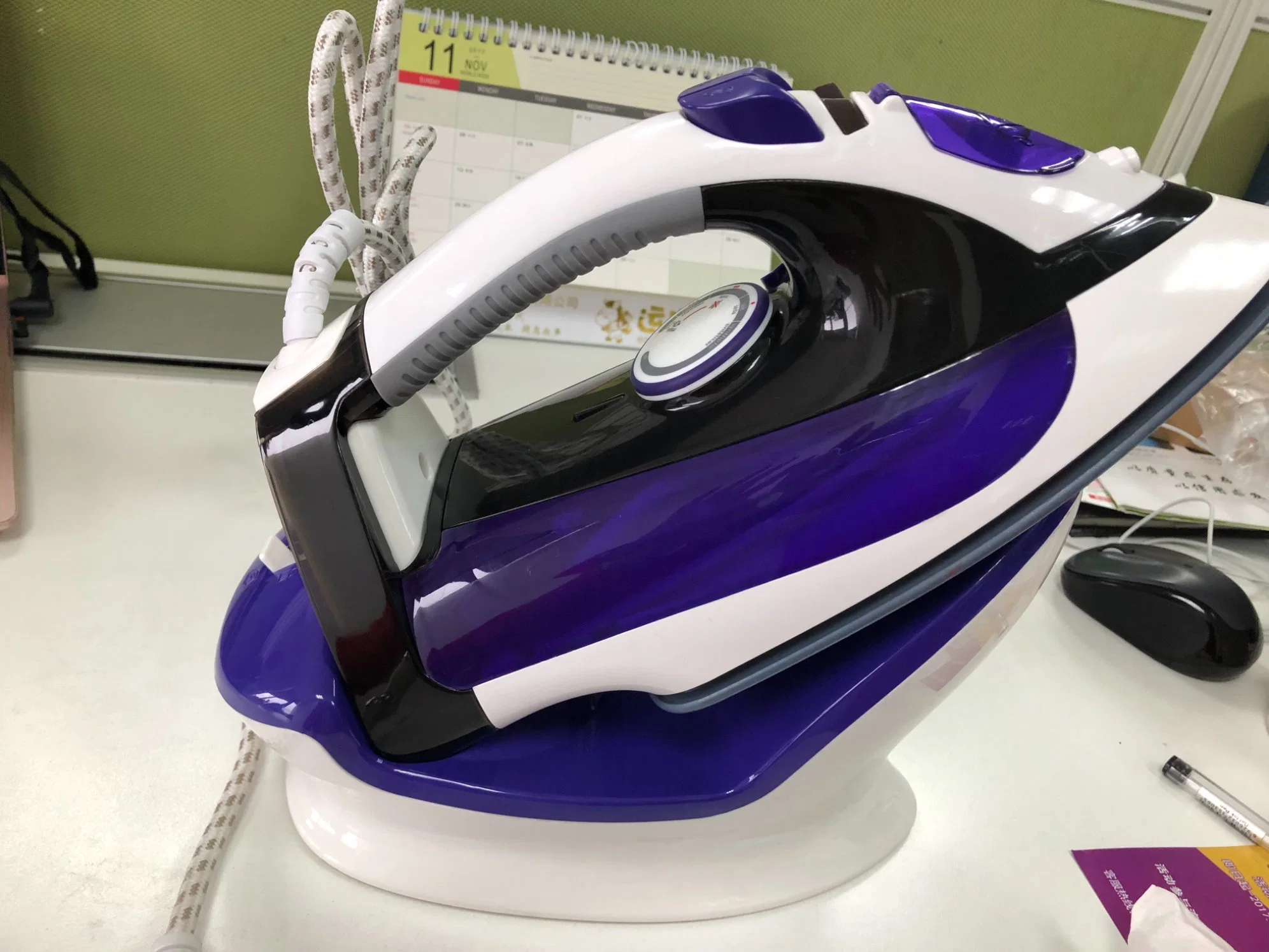 2400W Non-Stick Sole Plate Electric Cordless Steam Iron