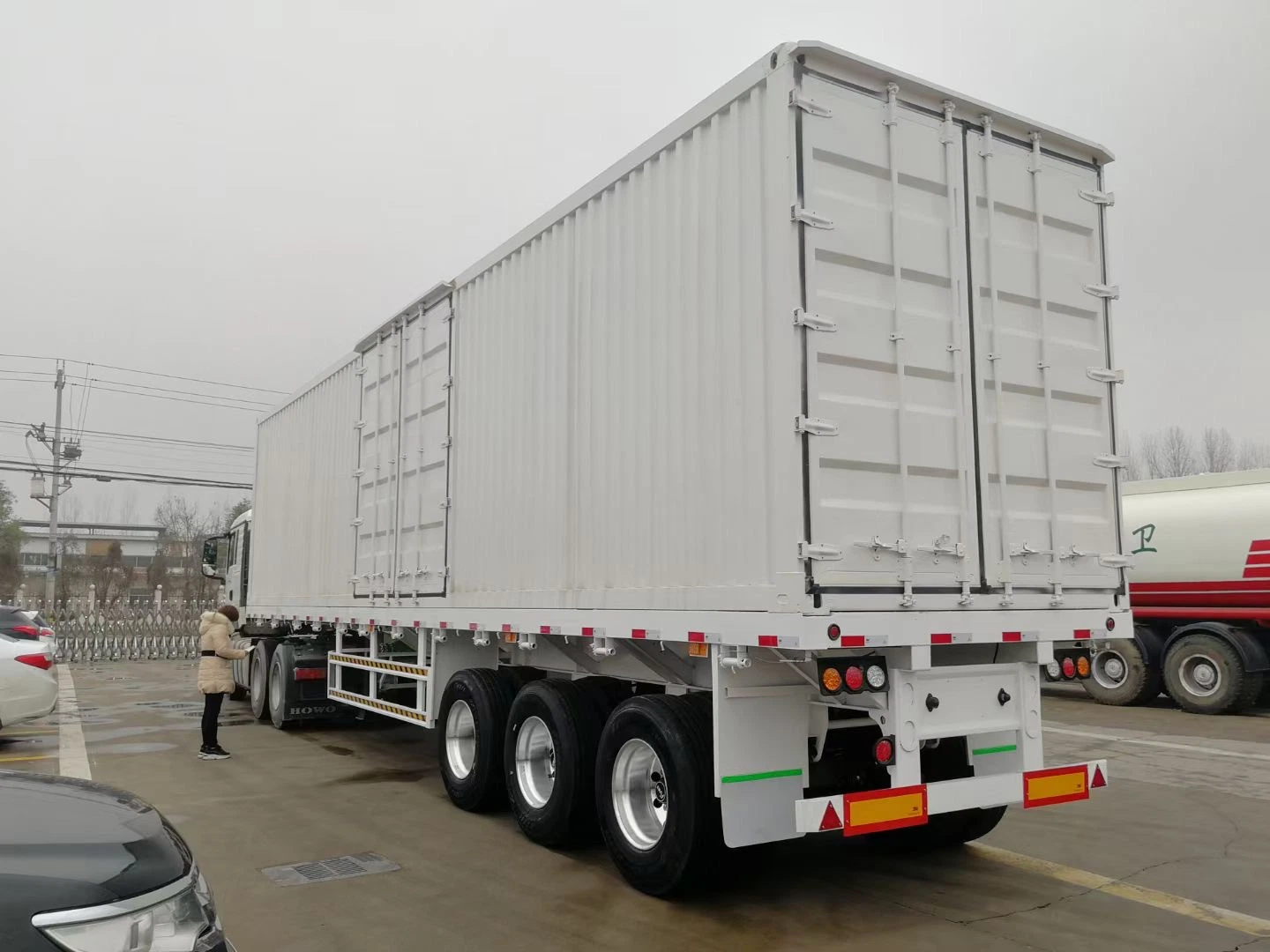 Van Semi-Trailer Fabricado na China direto da fábrica de produtos de vendas são baratos e use a suspensão de ar