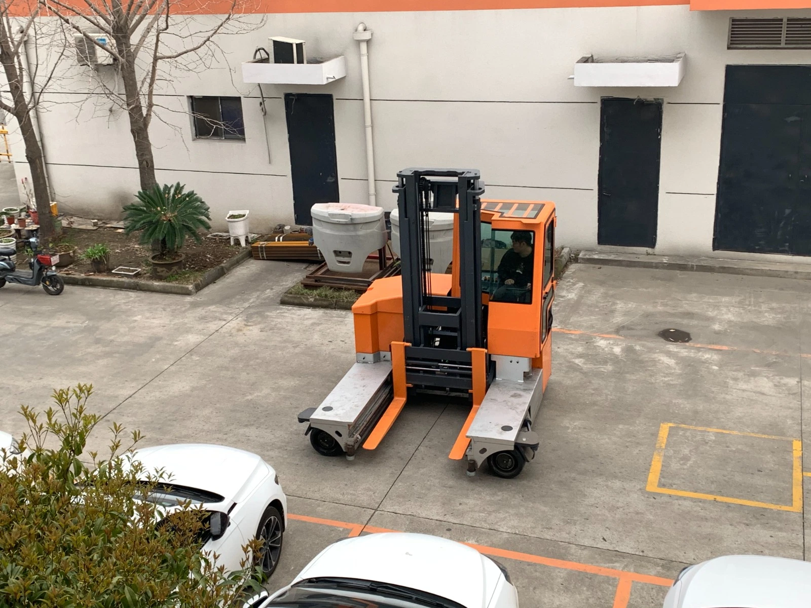 Atteindre le côté du chariot élévateur électrique Transpalette électrique du réceptacle du chargeur d'atteindre empileur Transpalette électrique Electric multi directionnelle Forklifttfc40