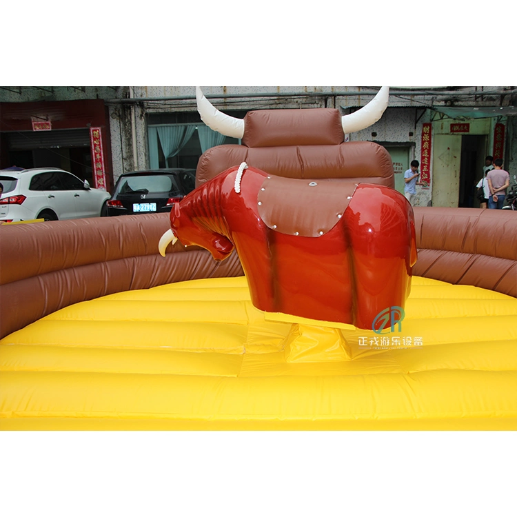 Juegos al aire libre divertido máquina inflable de corridas de toros con colchón Arena