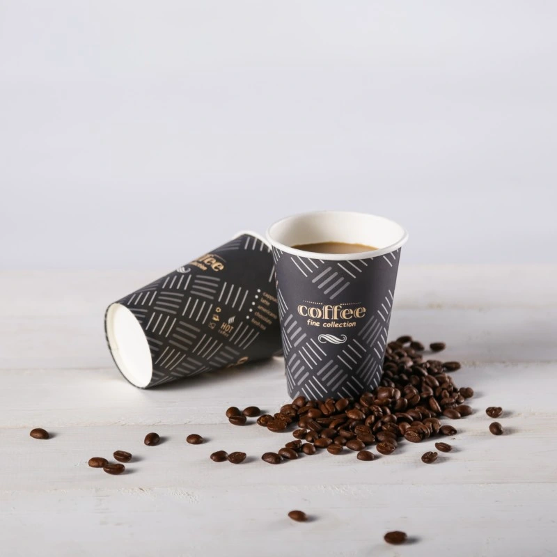 كوب ورقي قهوة مع مياه ساخنة يمكن التخلص منه بعد الاستخدام