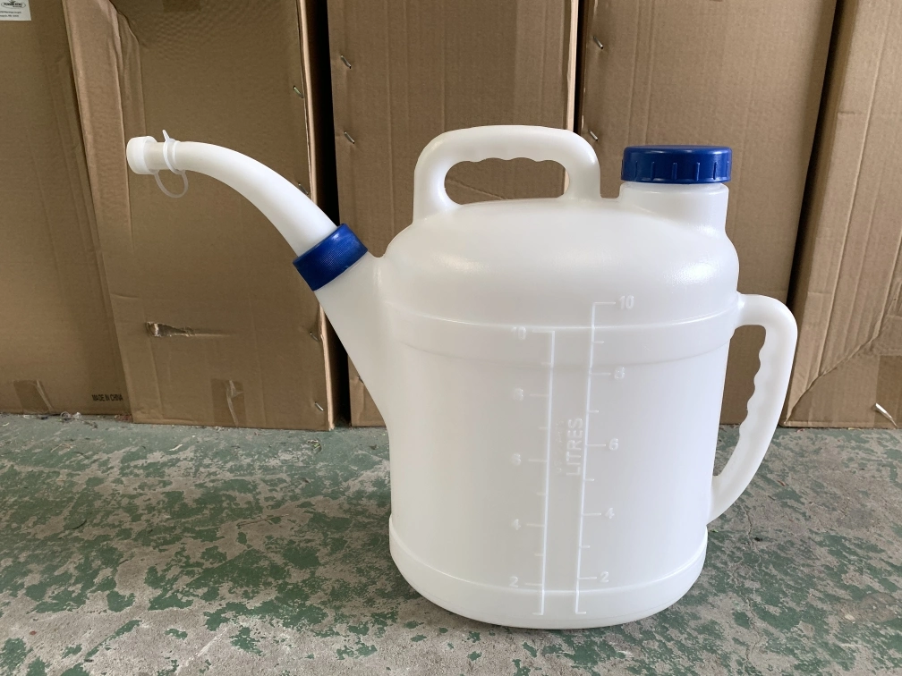 Double Capped Polyethylene Measuring Pour Container Oil Jug 5 Liter Oil Dispensing Can