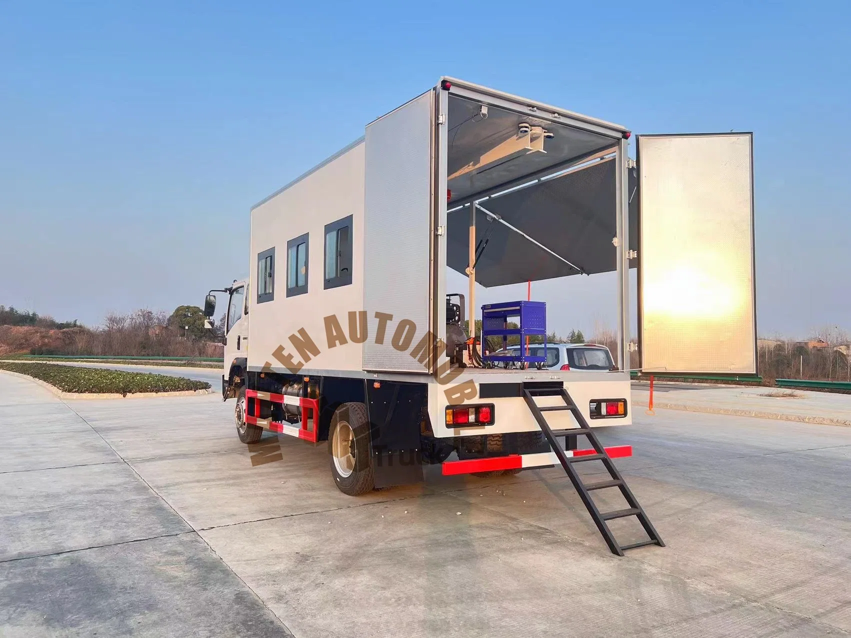 Sinotruk HOWO 4X4 Todo exterior de la Unidad Móvil de taller de reparación de camiones de garaje