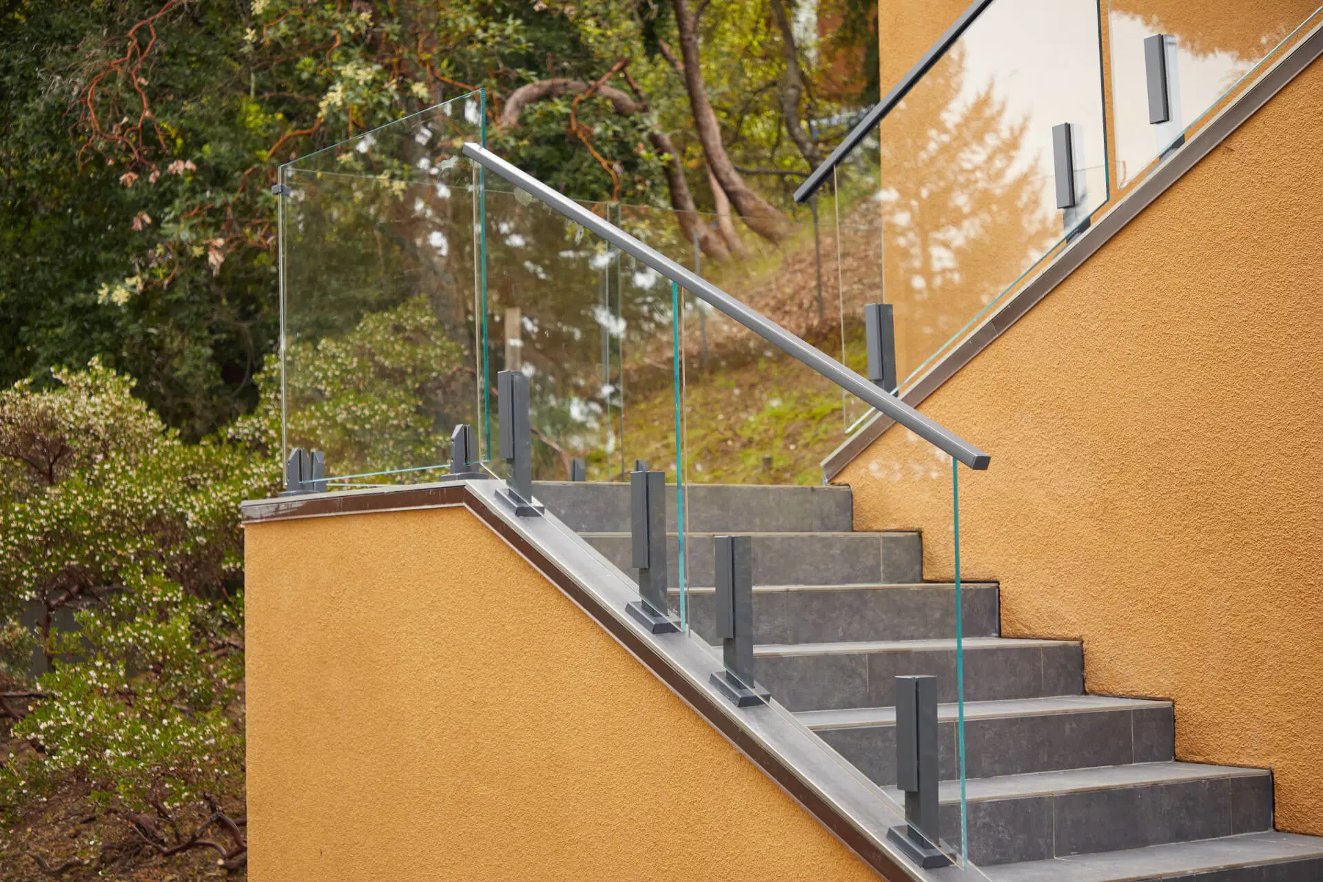 Rampe d'escalier Morden Design personnalisé en acier inoxydable/aluminium de fer de la main courante en verre trempé