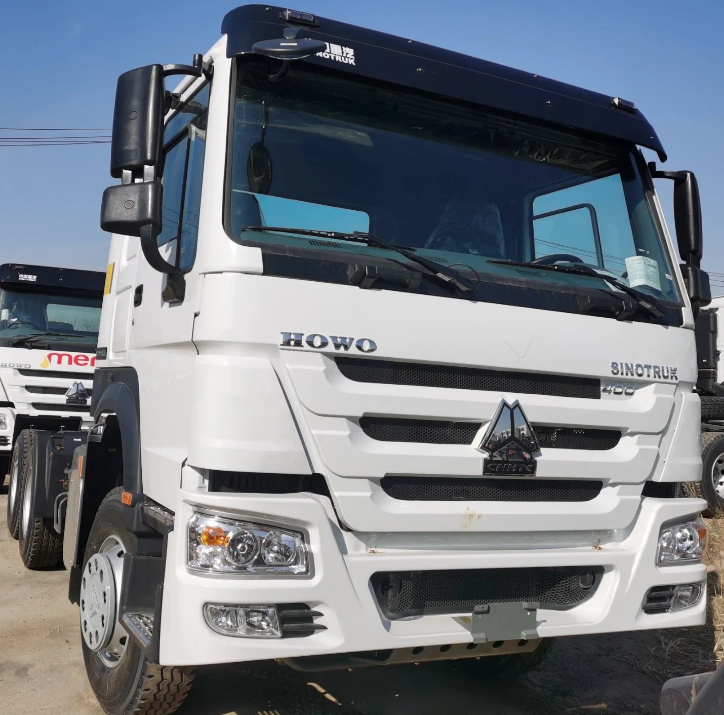 Prix bas Sinotruk HOWO Nouveau Weichai Diesel CNG 10 roues lourdes 4X2 6X4 400HP 430HP Remorque Tête de semi-remorque Tracteur Camion