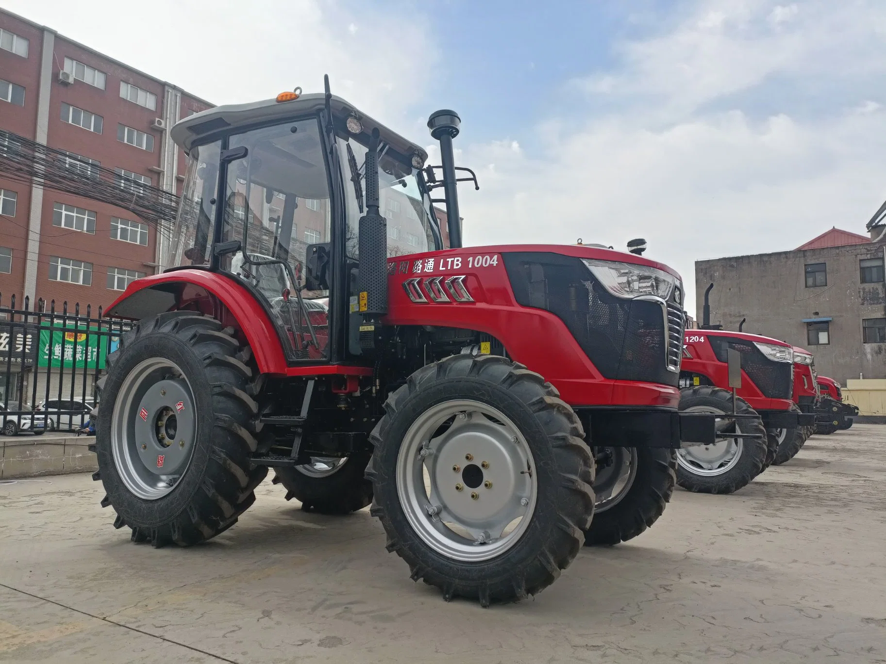 Lutong 100HP 4WD Farm Tractor LTB1004 Xinchai Prices of Agricultural Tractor