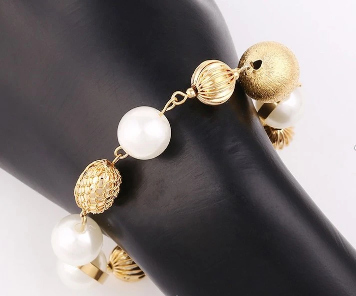 Unique Design Alloy Jewelry Gold Plated Pearl Charm Bracelet