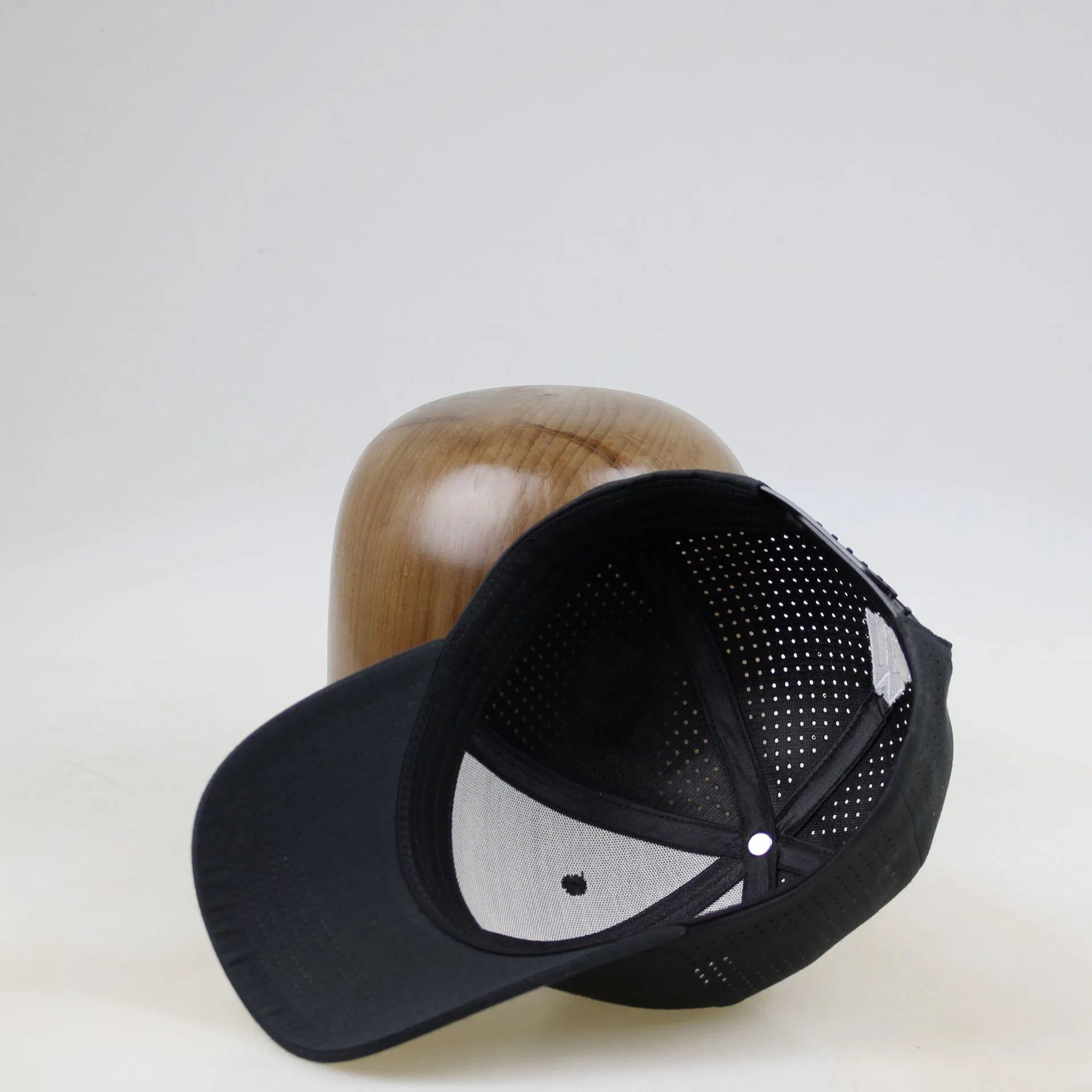 Les hommes 6 panneau personnalisé noir structuré de la performance de coupe au laser de broderie trou perforé Polyester &amp; coton papa de Baseball Hat chapeaux de sport