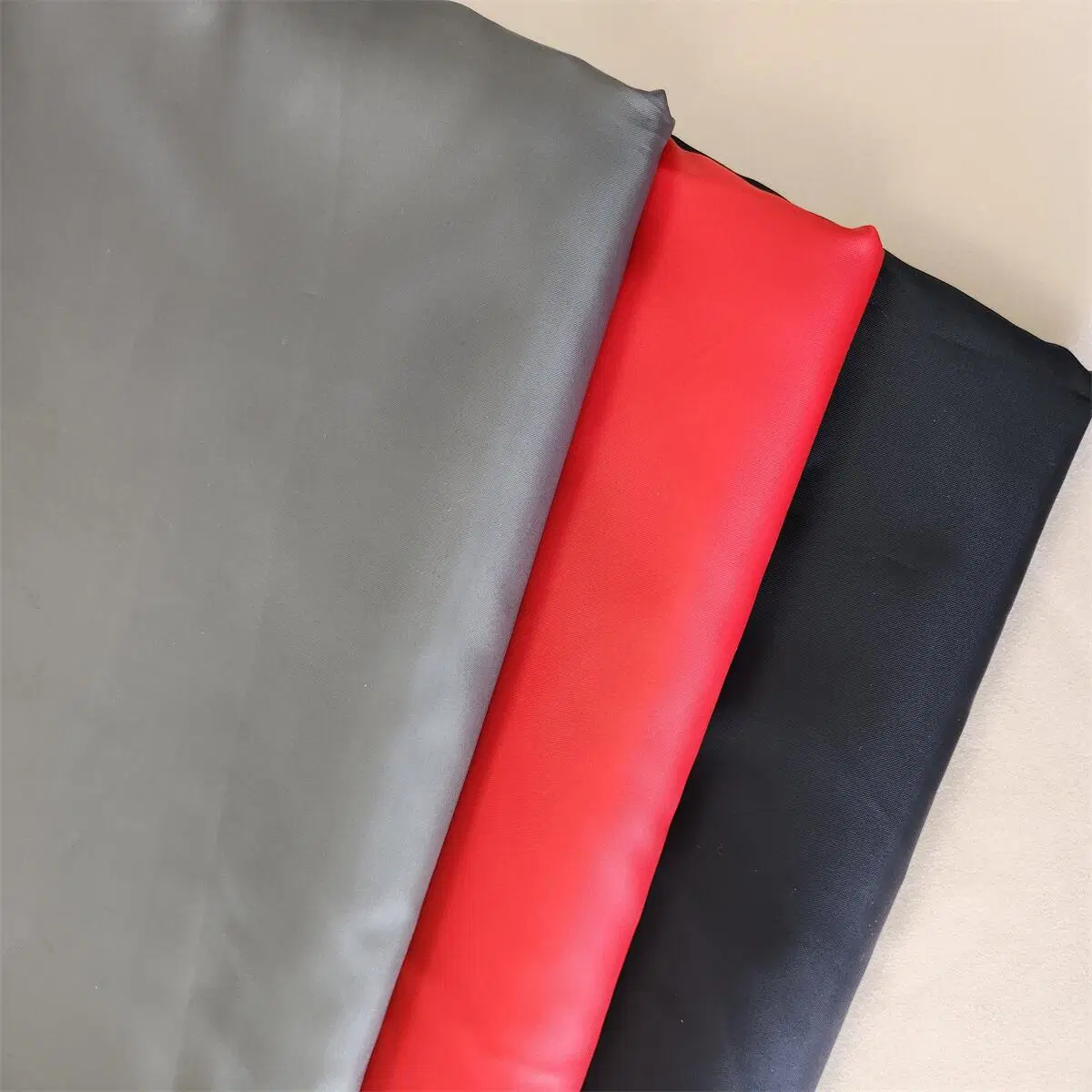 Kundenspezifischer Großhandel 100% Polyester Geprägte Taft Futter Textil Material Stoff