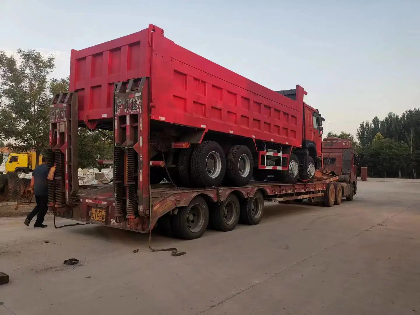 Sino Truck 12 Wheeler RHD 50tons gebraucht 8X4 gebraucht HOWO Kipper Dump Truck