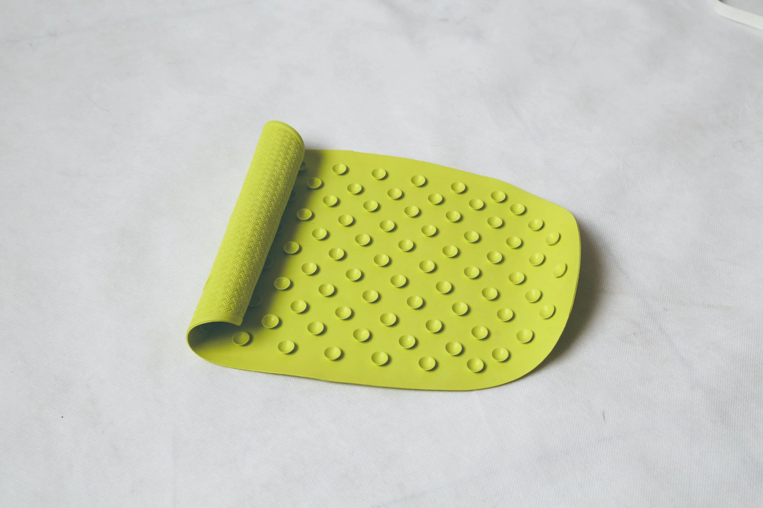 Crocodile Shape Anti Slip Natural Rubber Silicone Rubber Comfortable Bath Mat for Baby Care Use