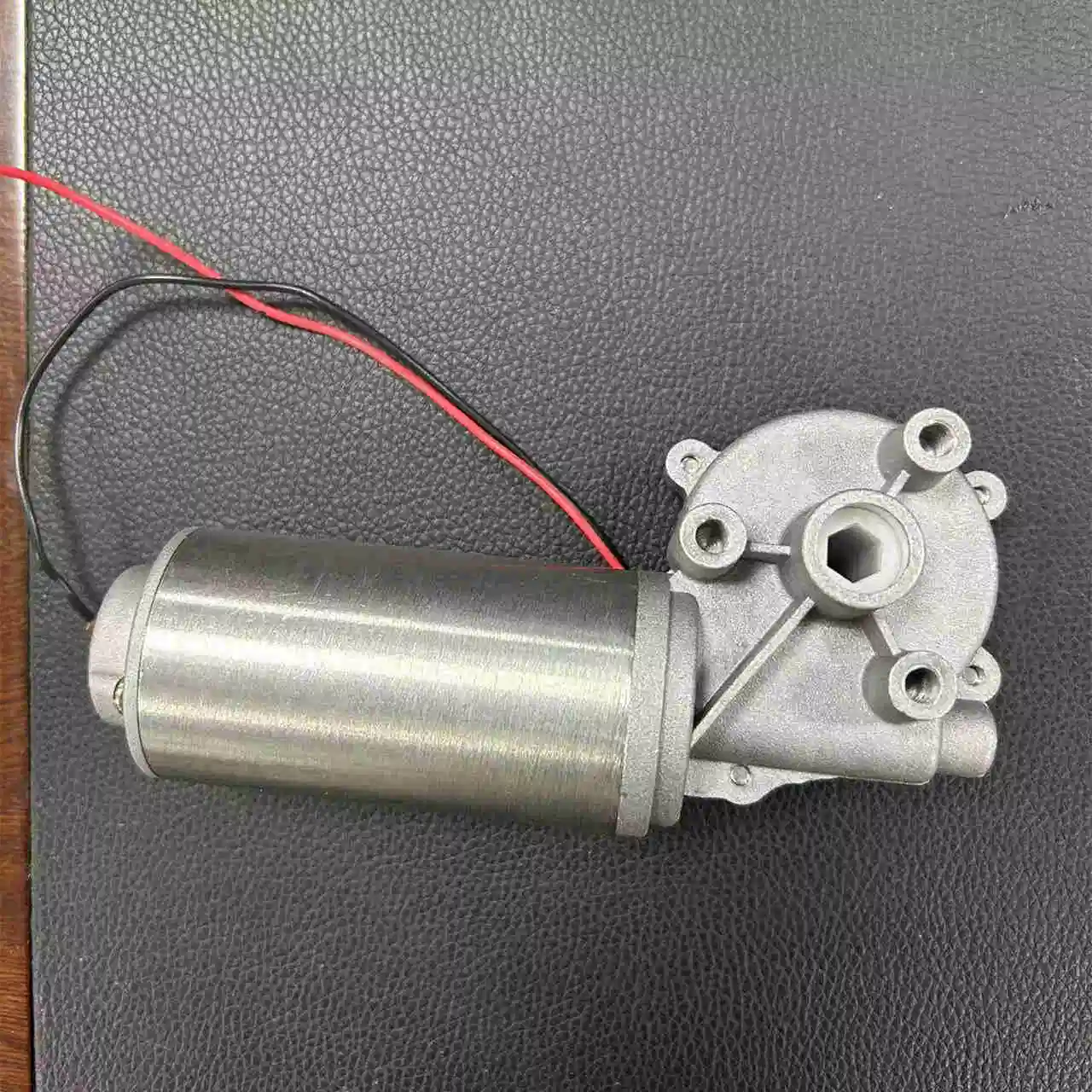 Longbank Low Voltage 24V Diameter 42mm Rated Torque 1.3nm Low Speed DC Worm Gear Motor with Enconder