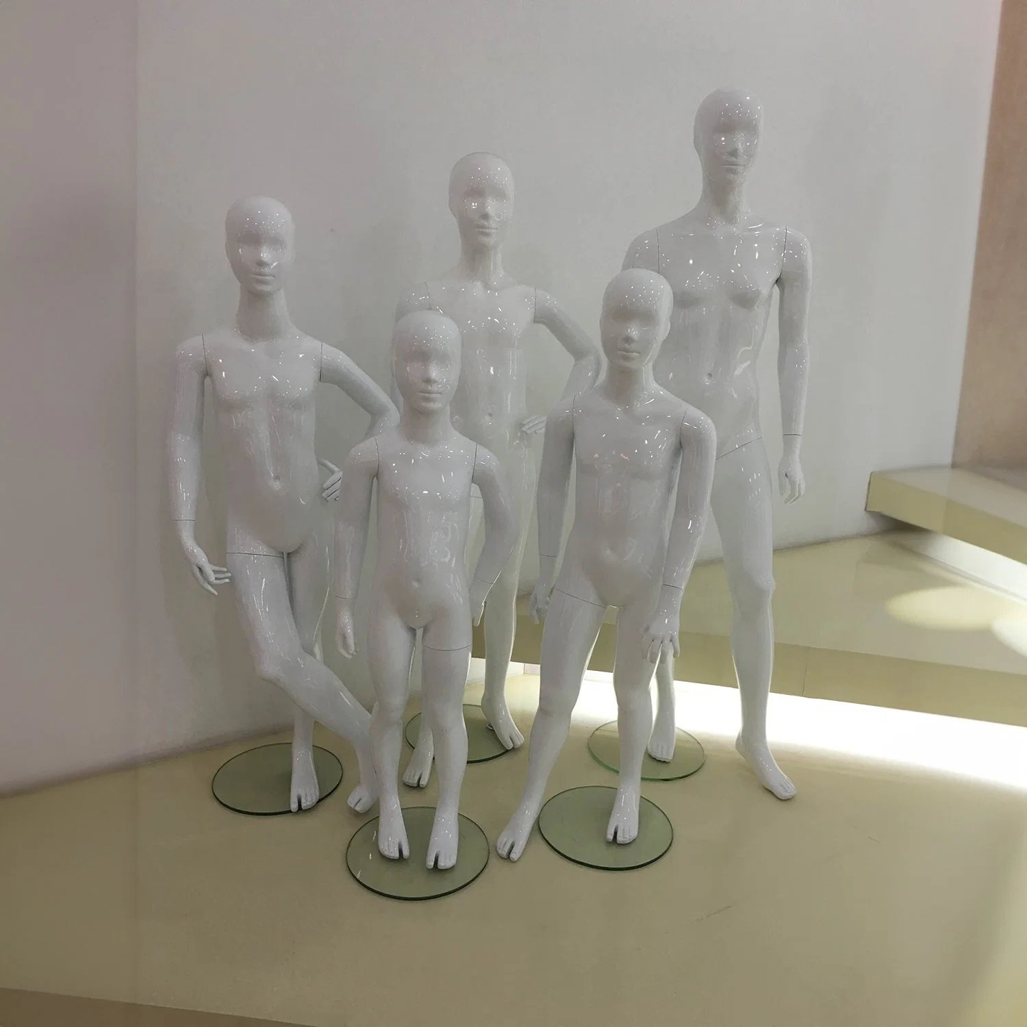 Mannequins en fibre de verre tendance pour rehausser l'atmosphère du magasin