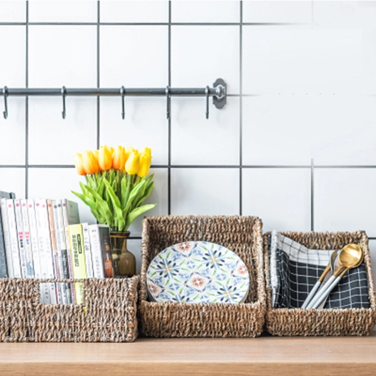 Panier de rangement tressé à la main avec poignée en bois tressé d'herbe pour bureau.