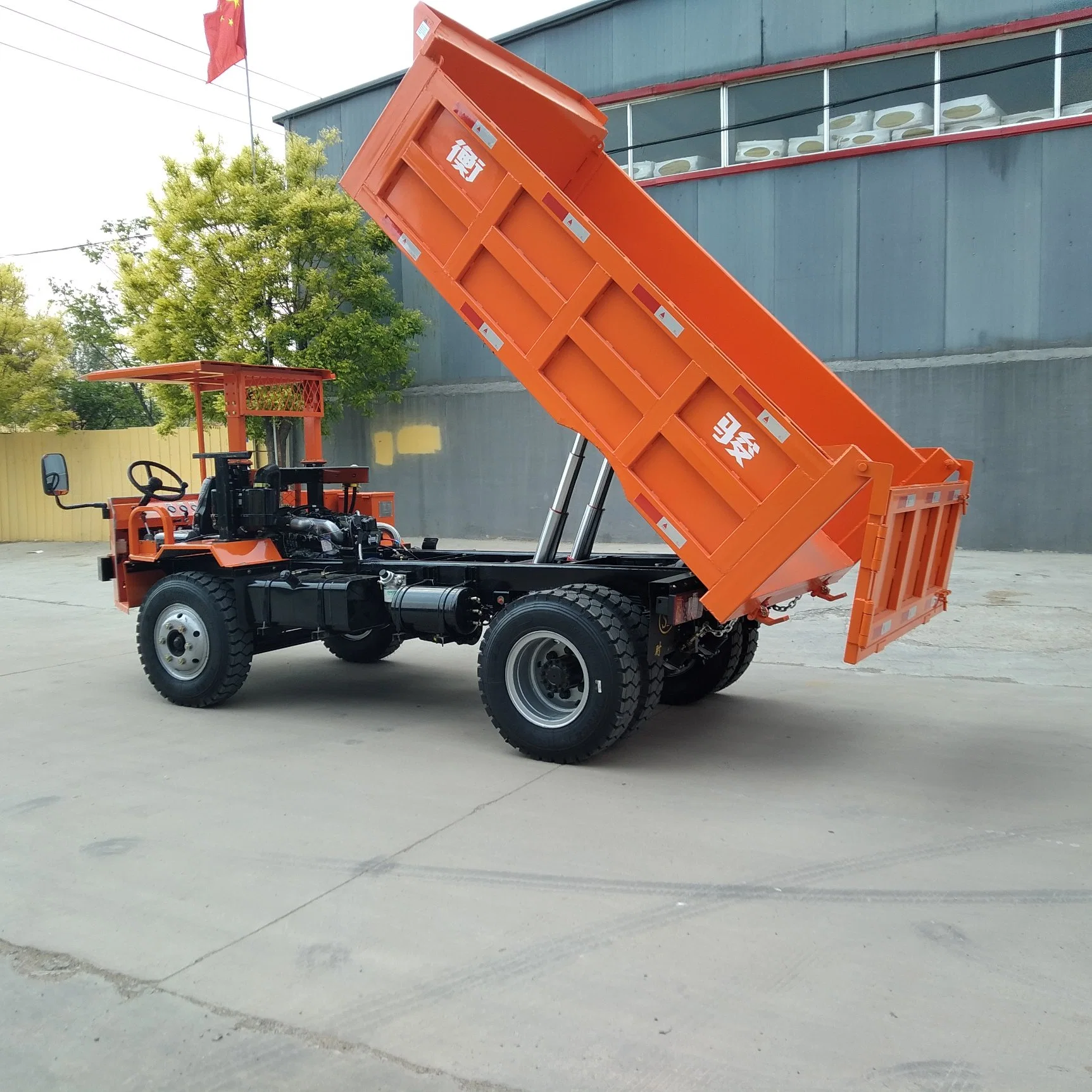 Camion-benne minier 4X4 de 8 tonnes avec pneu antidérapant pour des opérations hors route en toute sécurité à vendre.