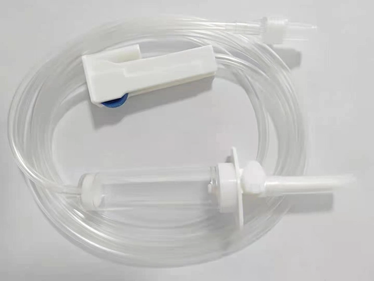 Échantillon gratuit les tubulures de PVC médical Perfusion IV en donnant au goutte à goutte jetables défini