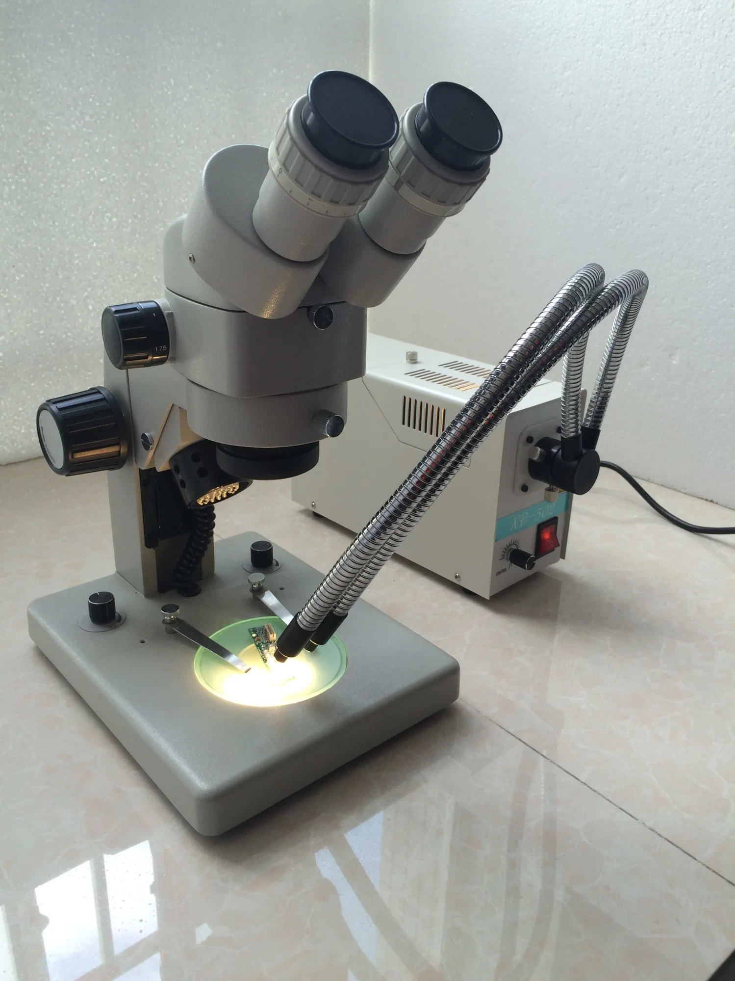 Microscopio estéreo fijo trinocular (XTF-3021)