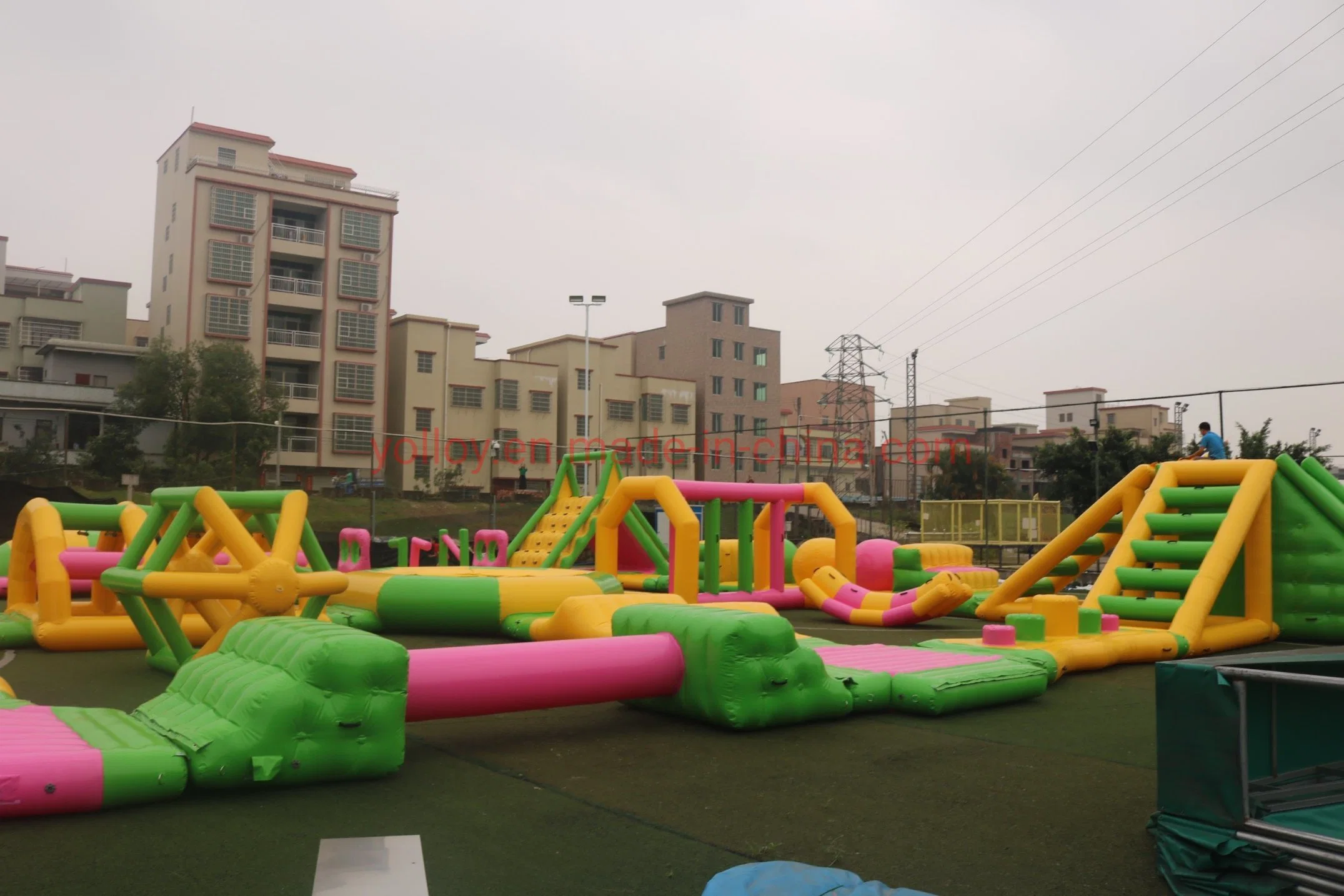 Castillo inflable con tobogán de agua