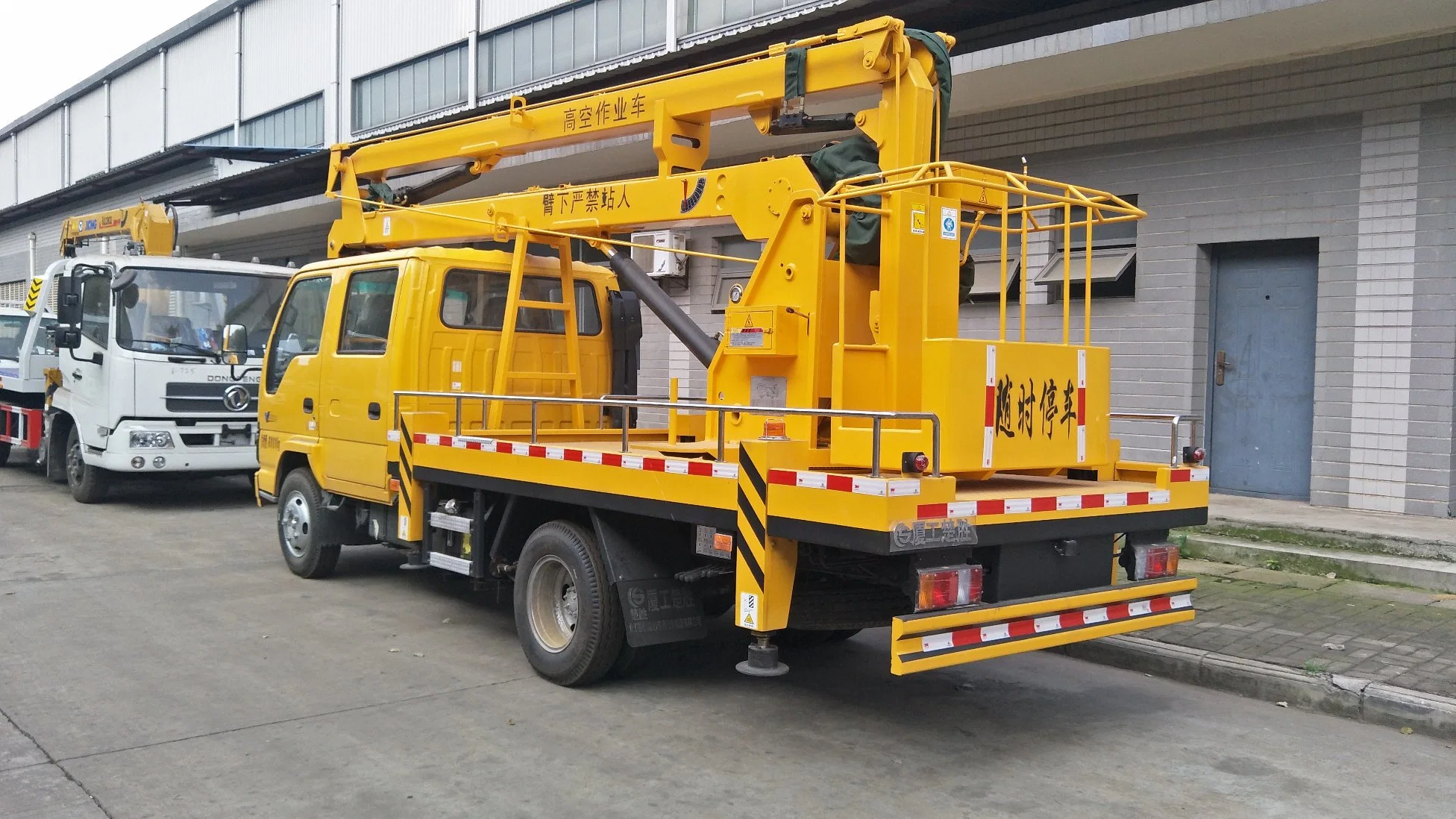 Utiliza la marca japonesa 4X2 16/18/20 M de la plataforma de trabajo de la antena de alta Carretilla elevadora con aislamiento de la cuchara a la venta de 200kg.