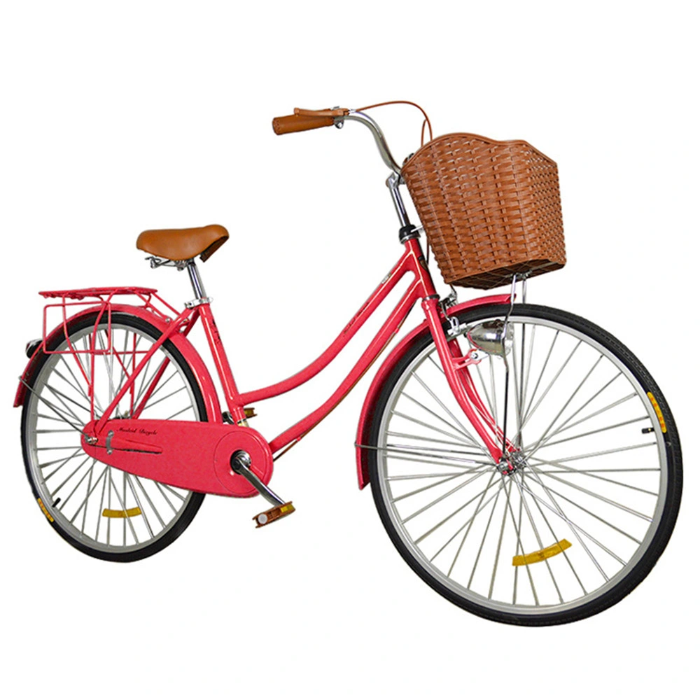 Pink Lady mujer pública de alquiler de bicicletas de la ciudad con cesta