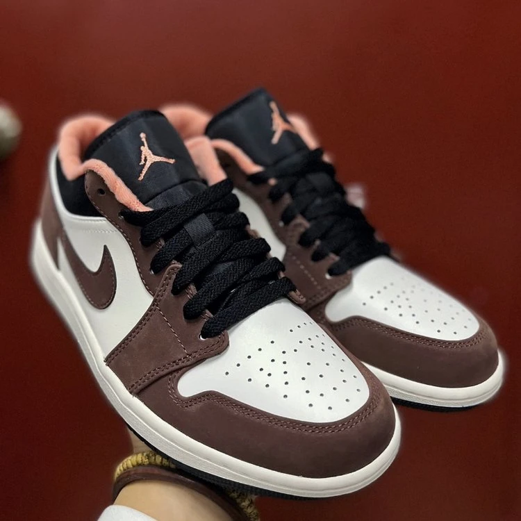 Mulheres Tênis Nike Air Jordan 1 Low para atividades ao ar livre.