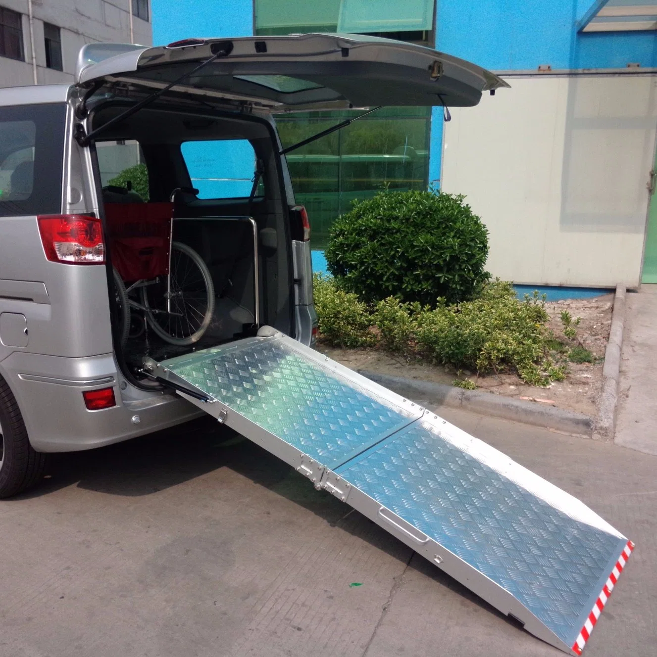 Car Fixed Wheelchair Ramp with 350kg Loading Capacity