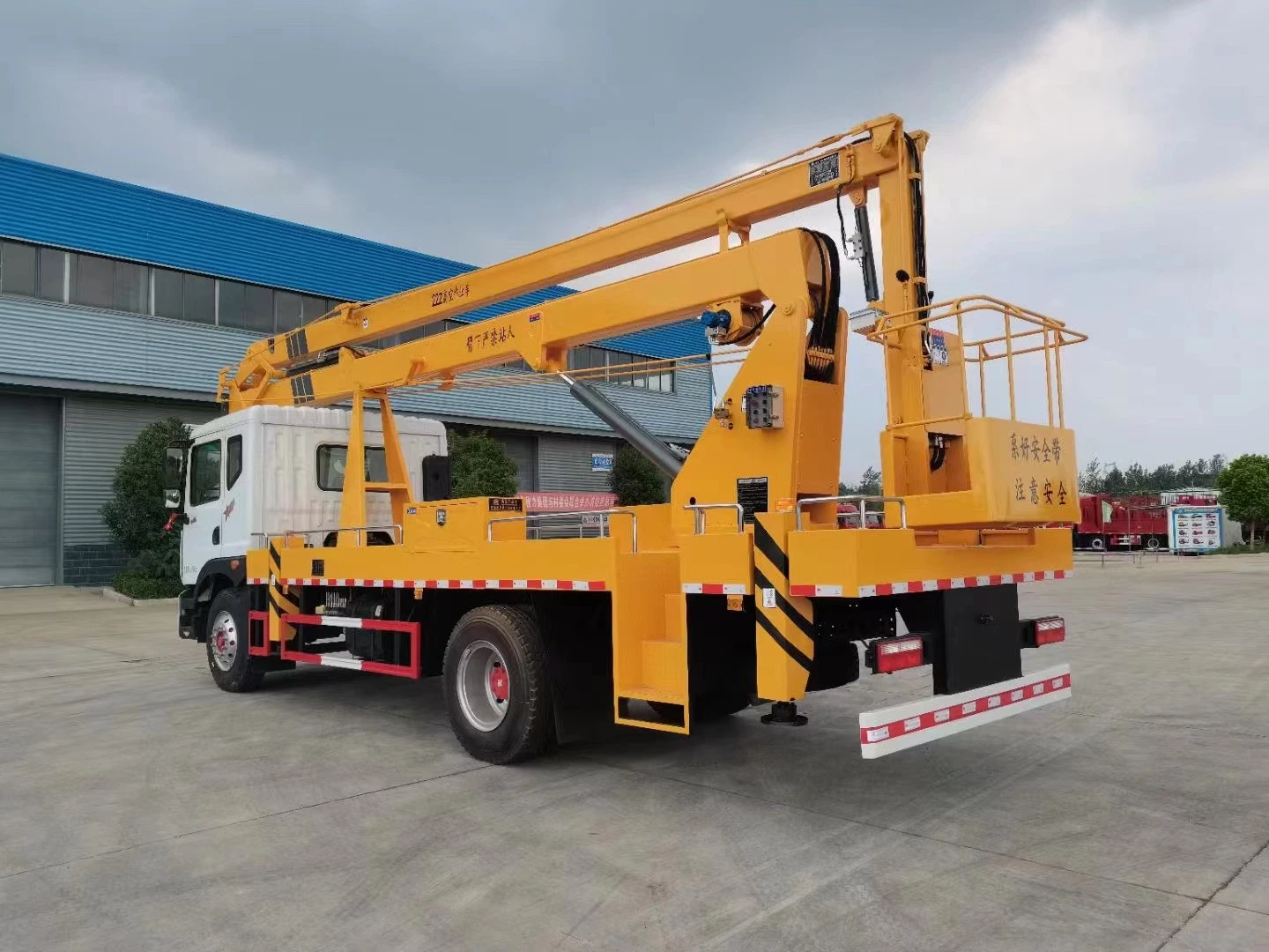 Dongfeng 4X2 20m Folding Arm High Altitude Operation Aerial Work Platform Truck Factory Sale