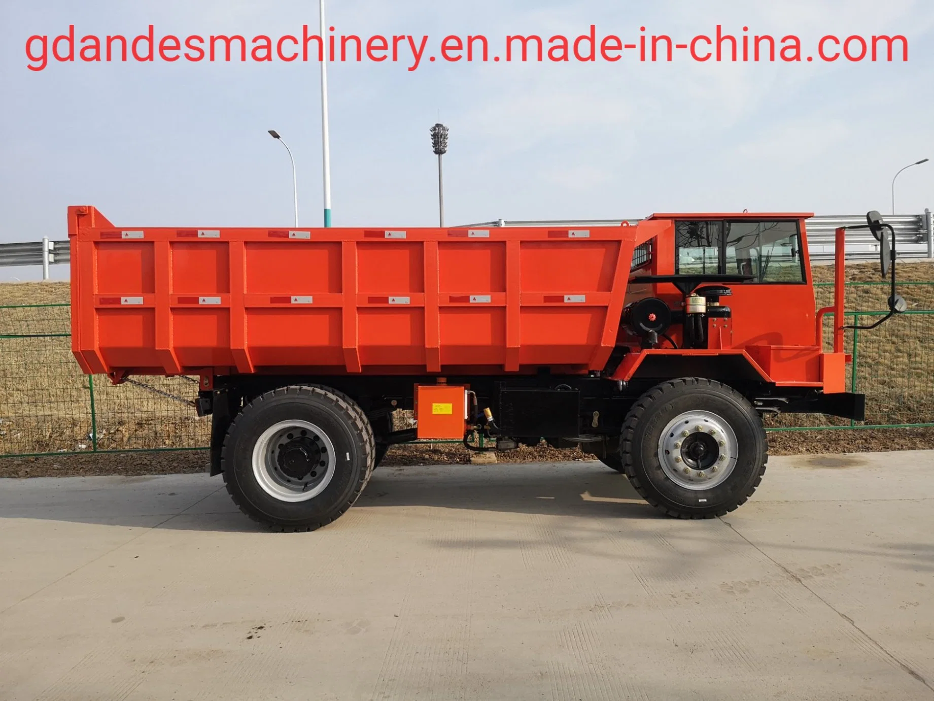 Low Cost Self-Loading Mini Dumper/Four Wheel Mining Truck Mine Dump Truck with Double Hydra 4X4 Wheel Tipper Truck/Farm Tractor 4 Wheel Small Tipper