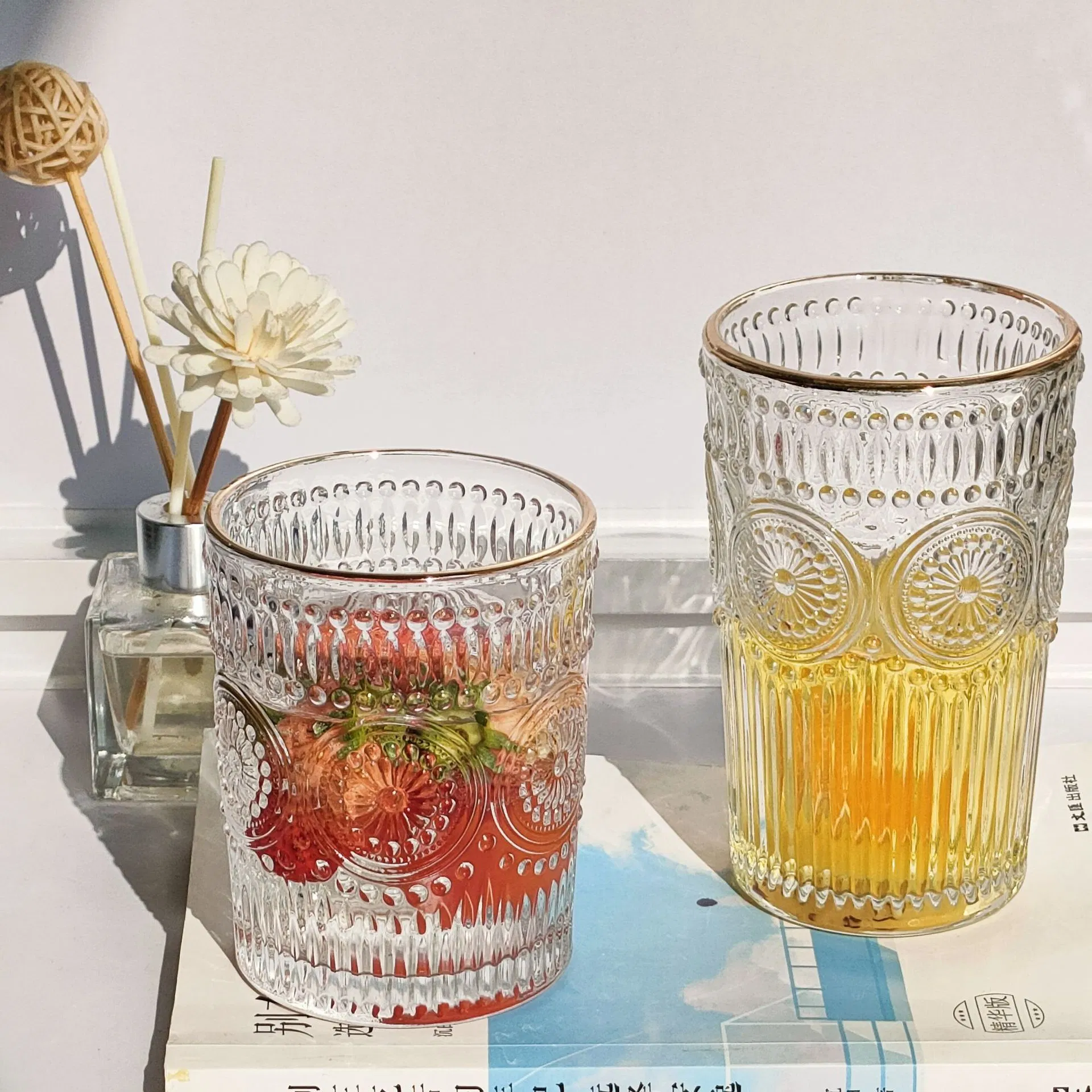 Taza de vidrio de línea dorada con diseño de flores de rayas verticales para el restaurante