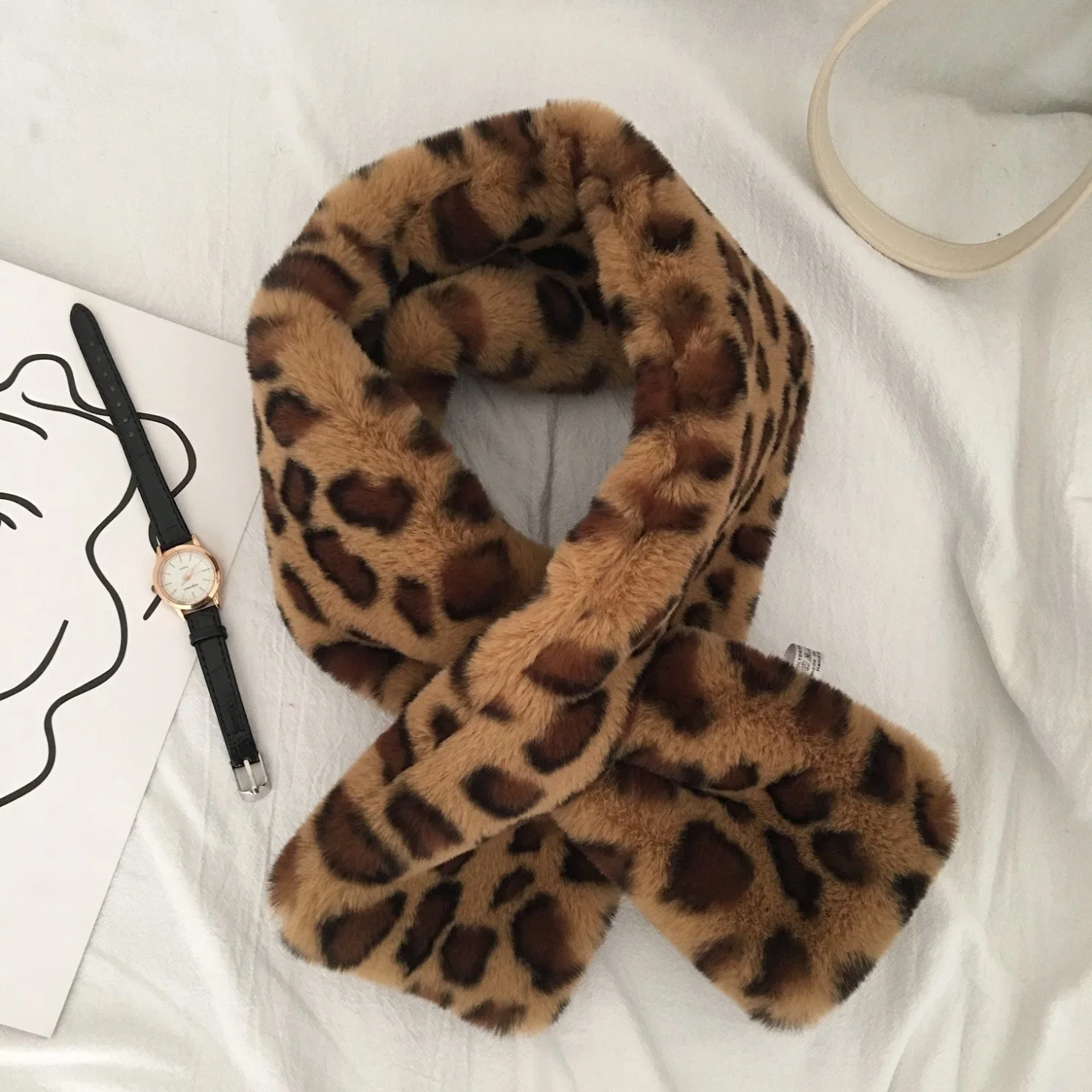 2022 El invierno llegan nuevos Leopard Print bufandas de lana para las mujeres coreano Moda versátil falsos anti pelo de conejo de peluche Neckpiece Bufanda de la marca de la cruz