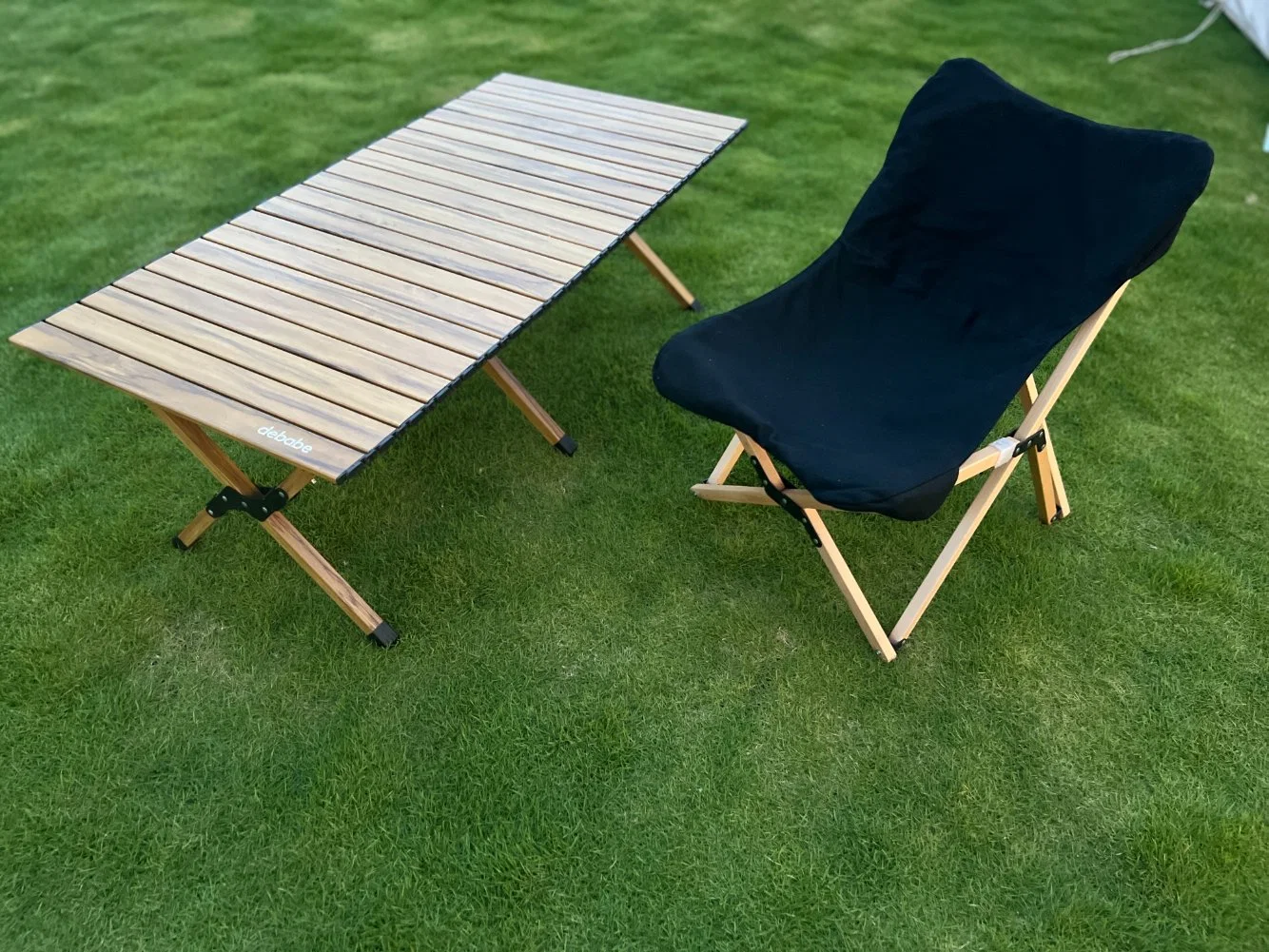 Chaise pliante en bois pour le camping en plein air.