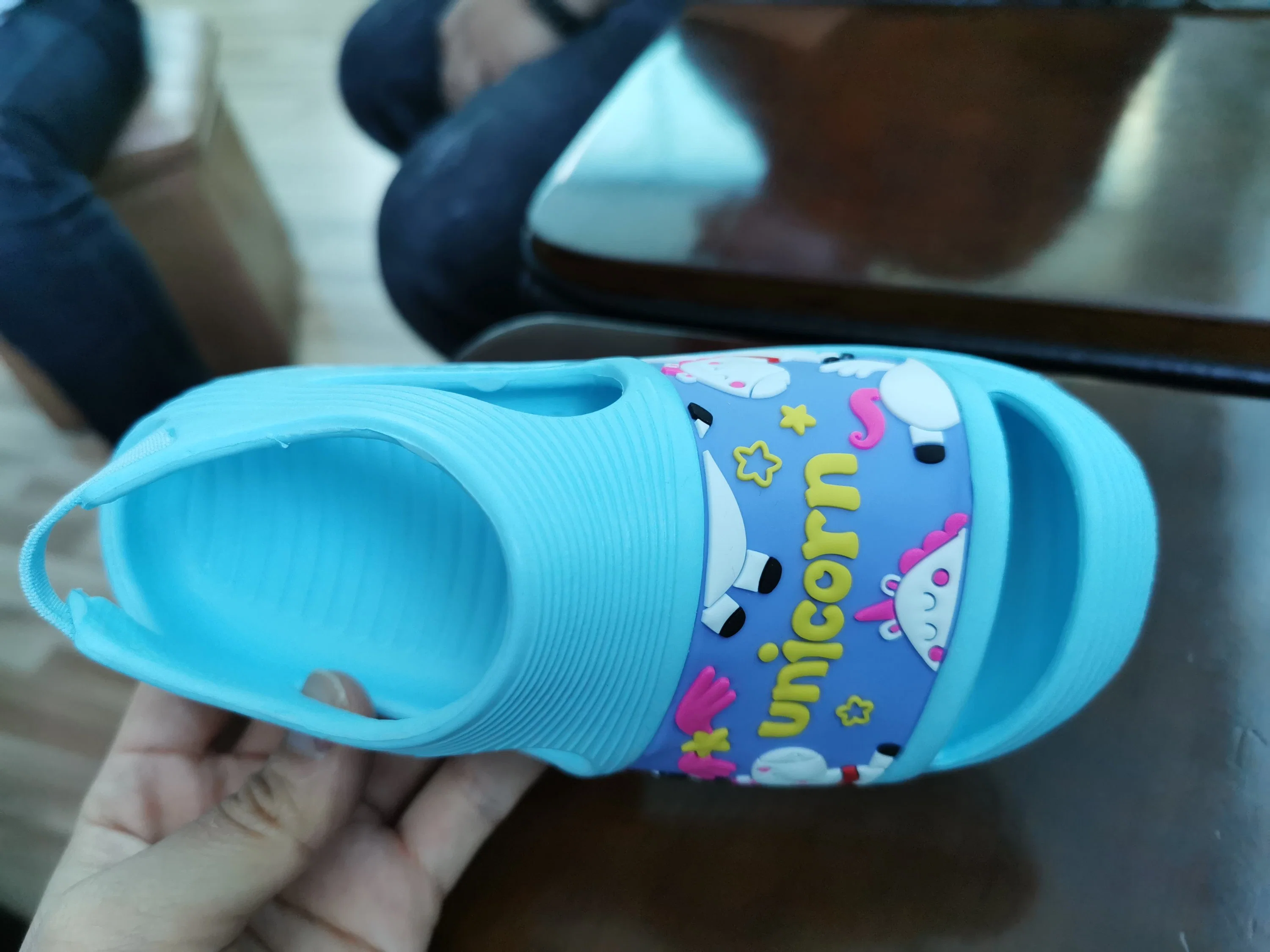 Mayorista/Proveedor Nueva Moda personalizada Jardín clog niños EVA Holeys caucho Zapatillas de zuecos para chicos