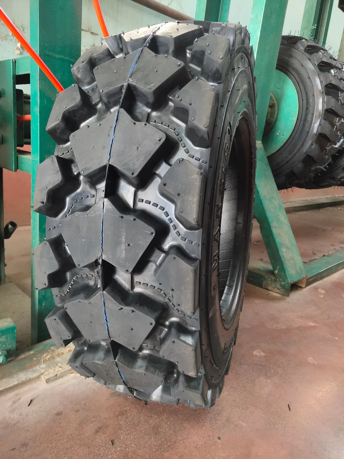 Skid Steer Sks-3 L-2 Pattern Industrial Tubeless Tyre (10-16.5)