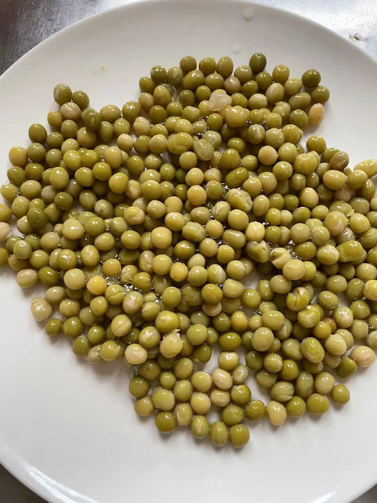 Conservas conservas en latas de guisantes verdes