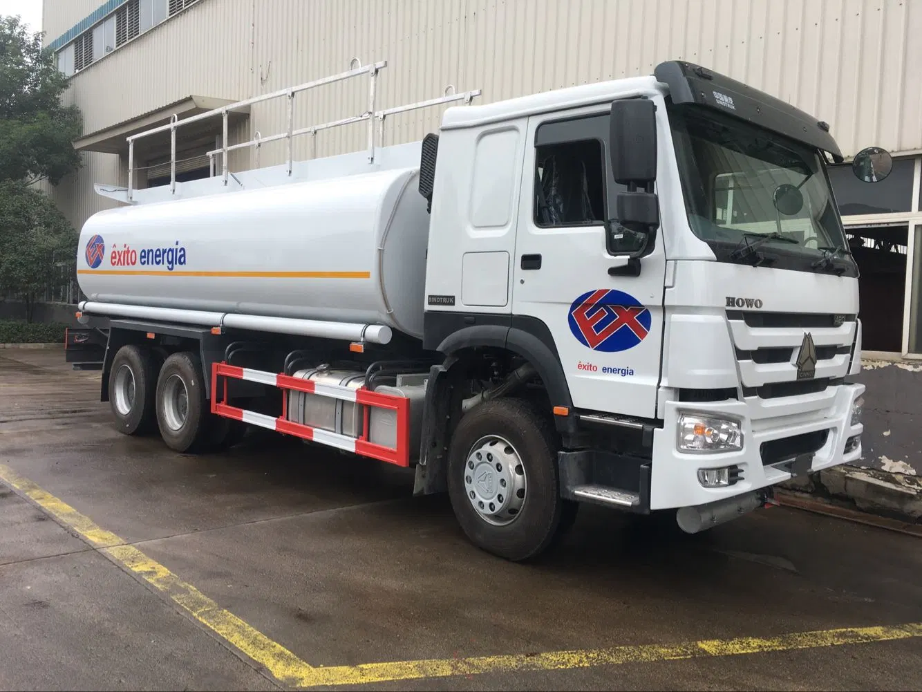 Factory Price Diesel Petrol Refueling Oil Transport Tanker Truck